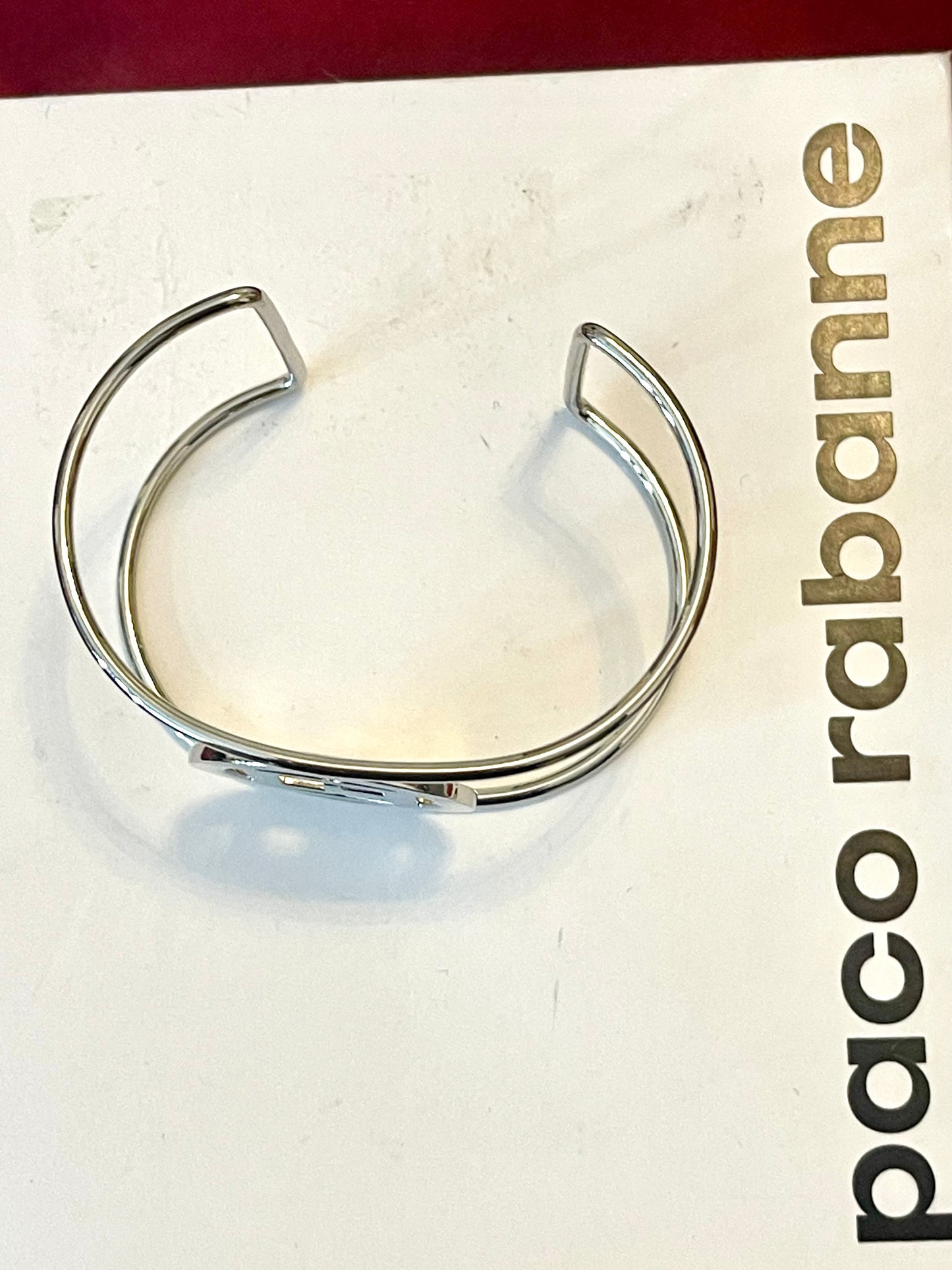 Pulsera vintage con el logotipo de Paco Rabanne Parfums – Reacondicionada
