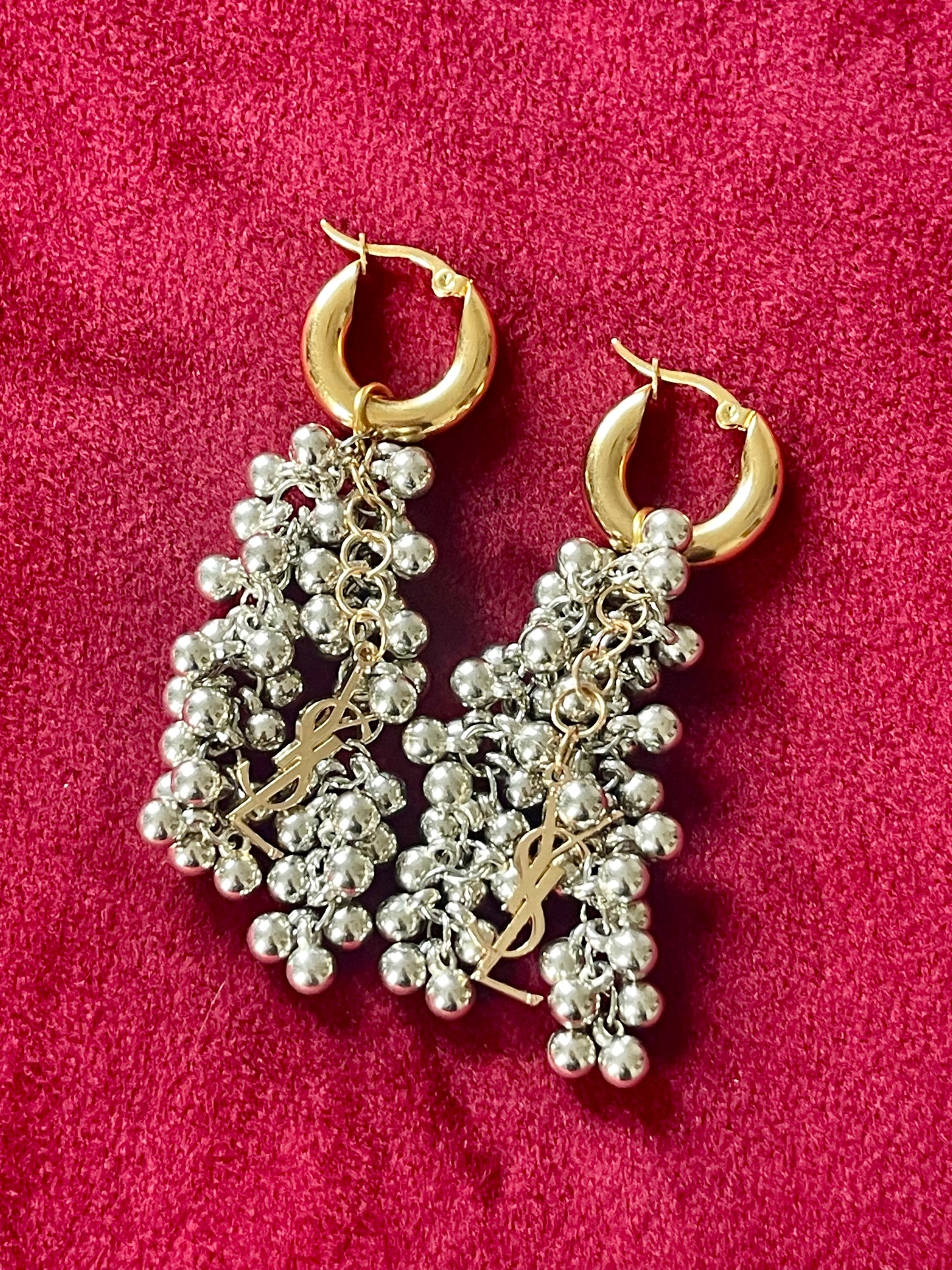 Pendientes vintage de cuentas bitono con dijes de Yves Saint Laurent reutilizados