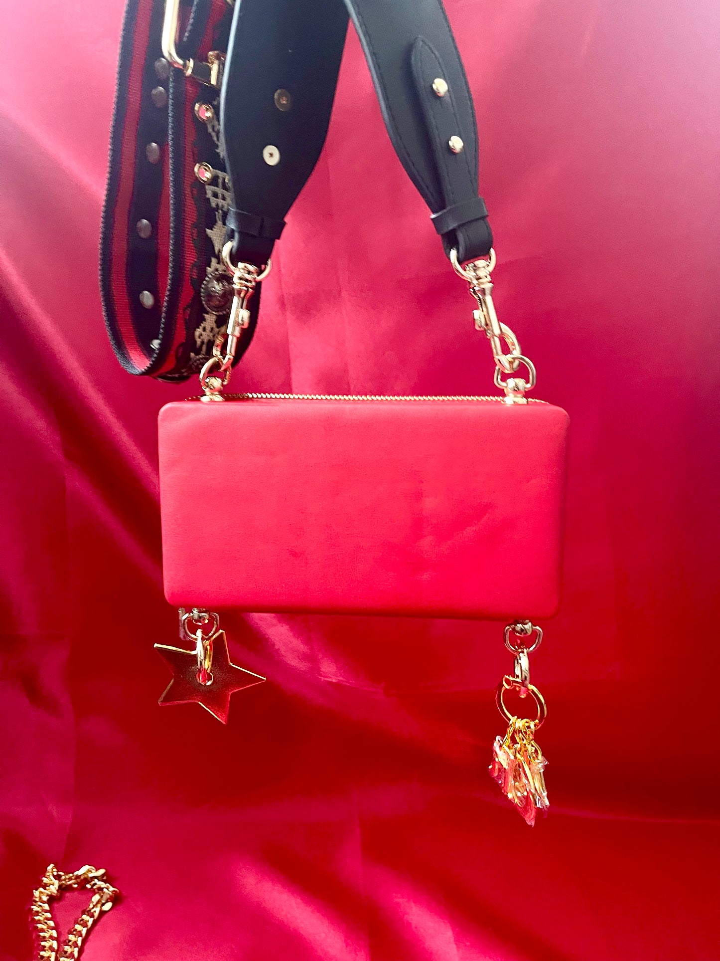 Bolso bandolera modificado con efecto lápiz labial rojo de Dior