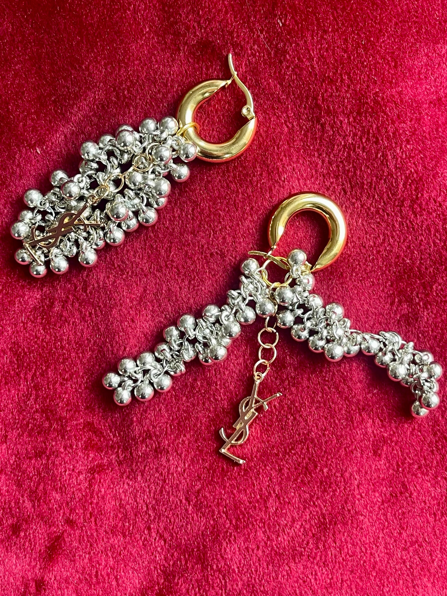 Pendientes vintage de cuentas bitono con dijes de Yves Saint Laurent reutilizados