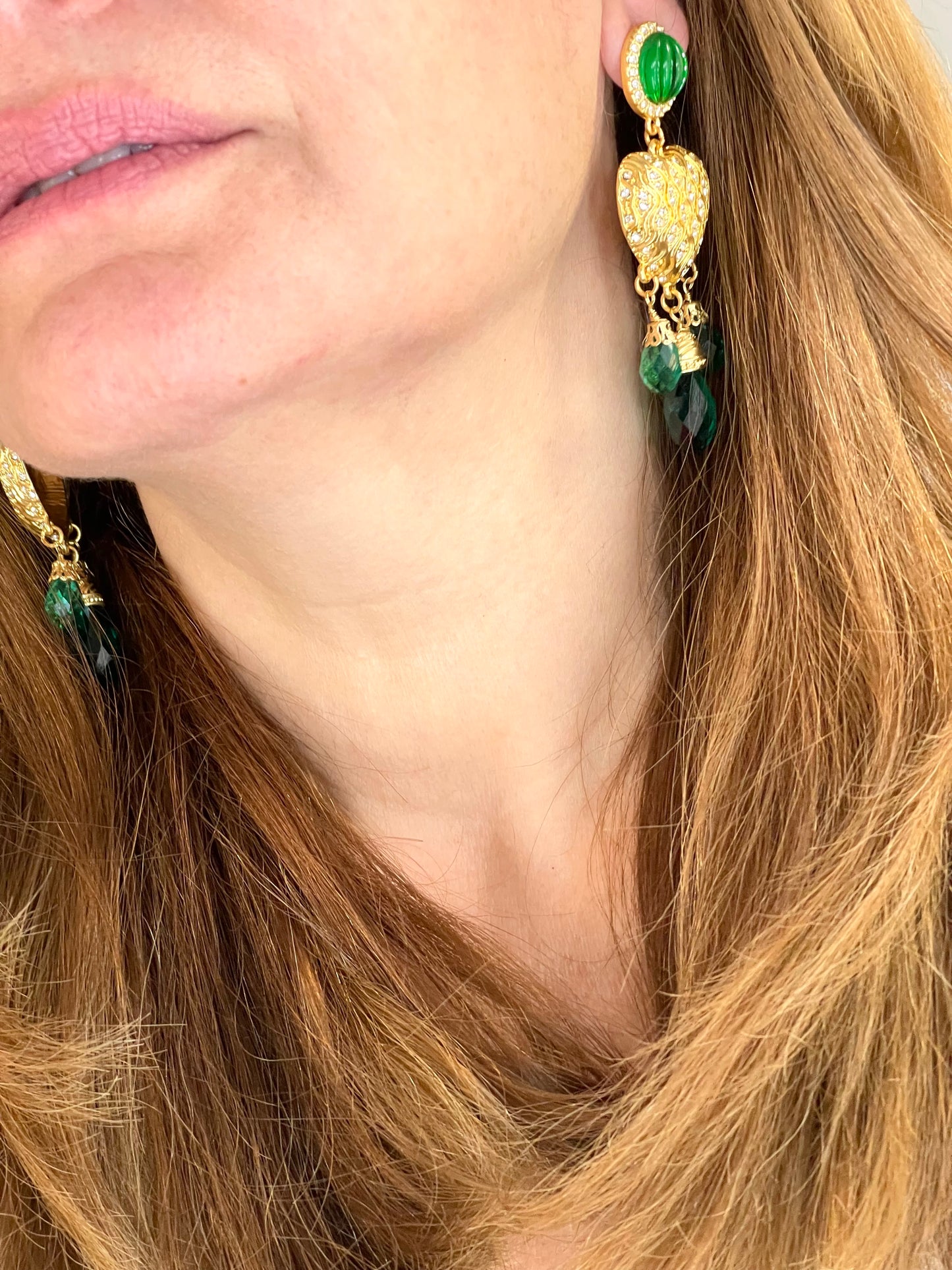 Pendientes colgantes en oro mate con forma de corazón y pedrería verde, estilo vintage