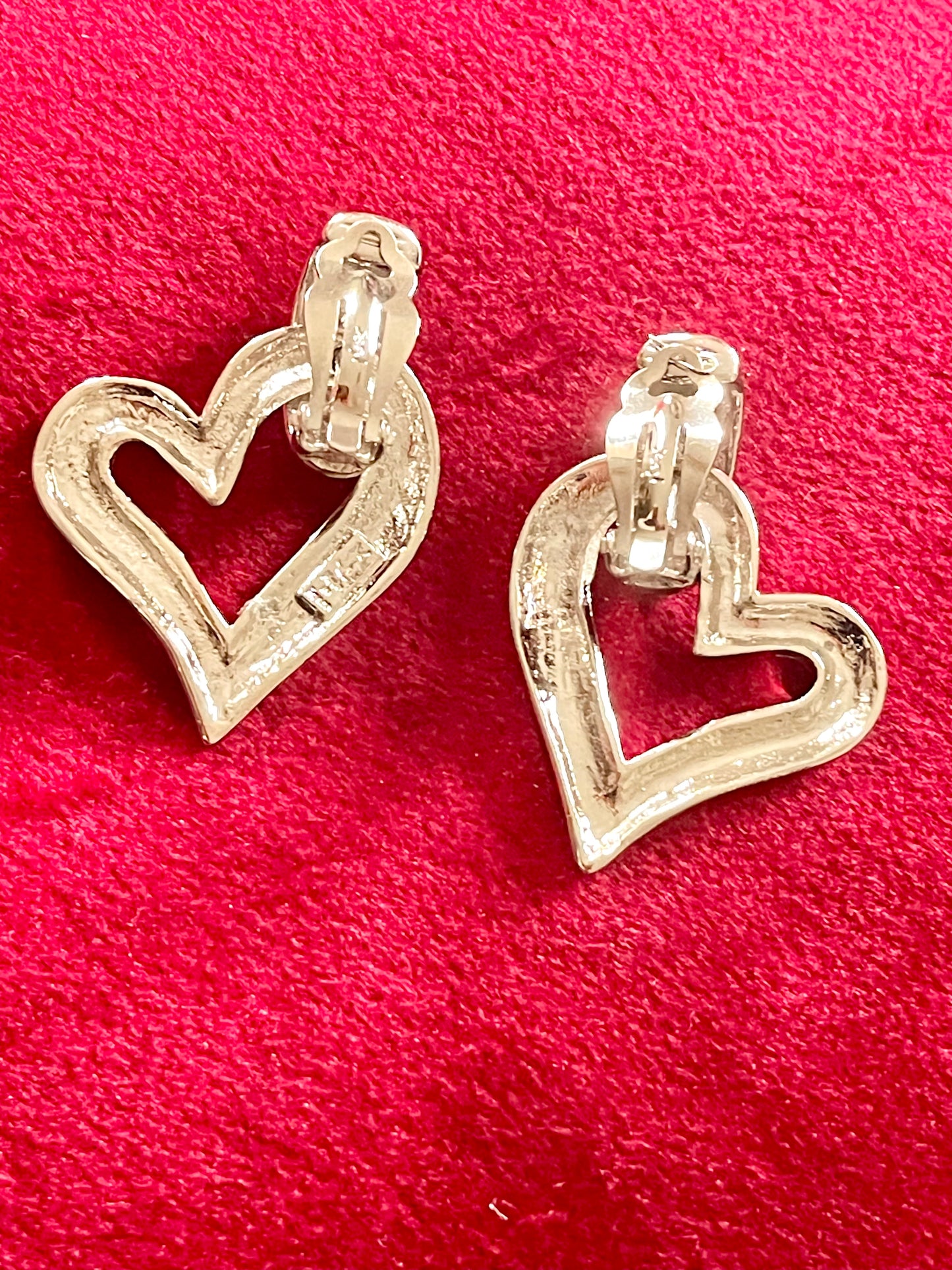 Pendientes Arty Hearts raros bañados en oro blanco