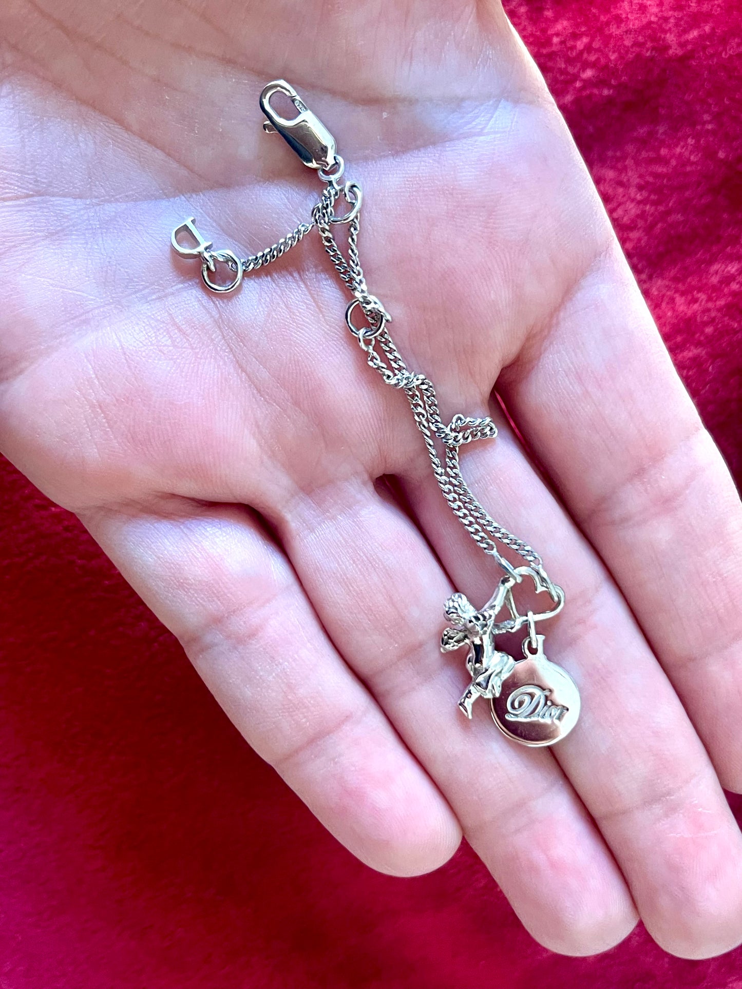 Pulsera Dior con dije de ángel en plata de ley