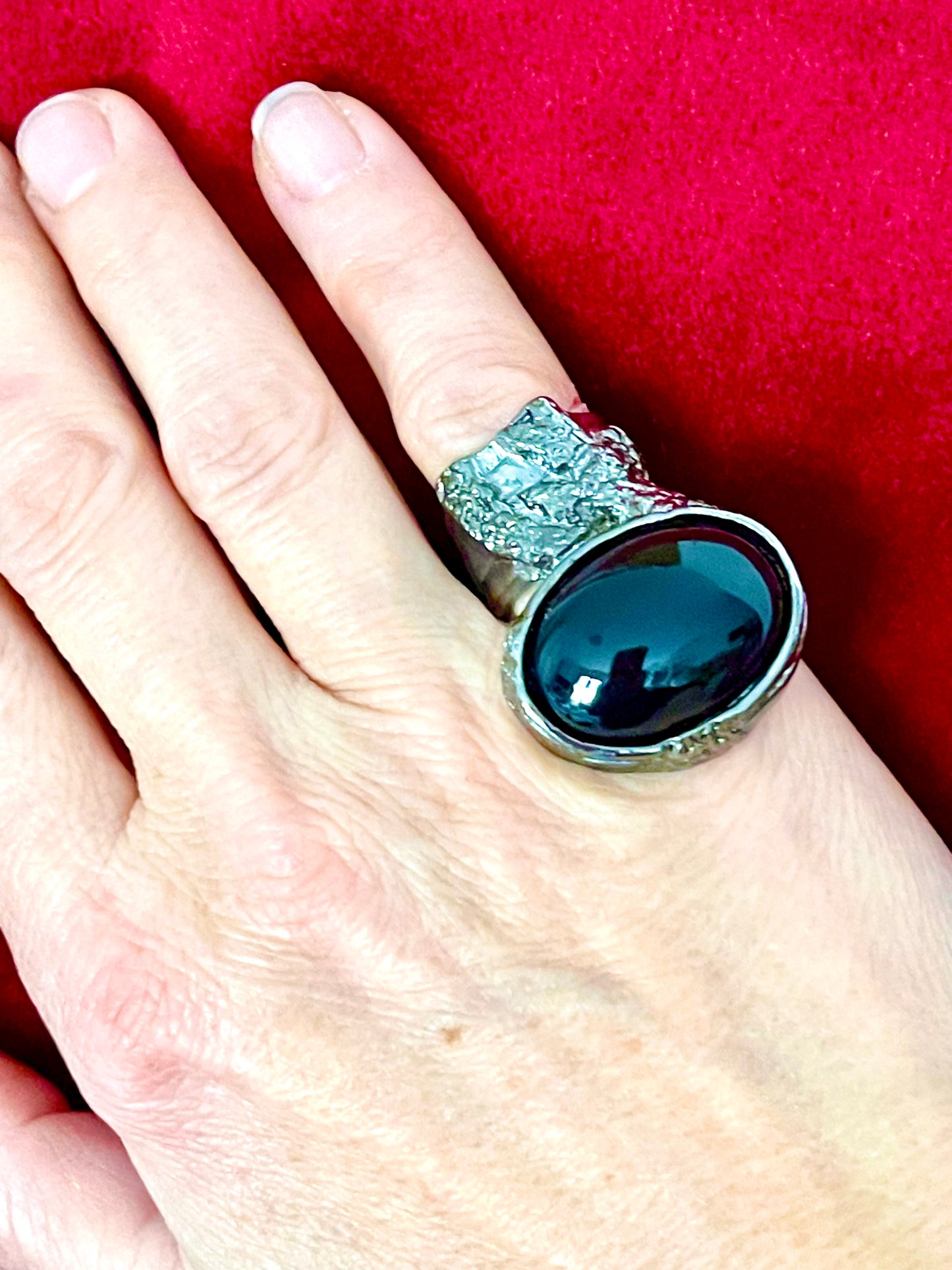 Anillo de metal gris oscuro con piedra negra Arty Vintage de Yves Saint Laurent