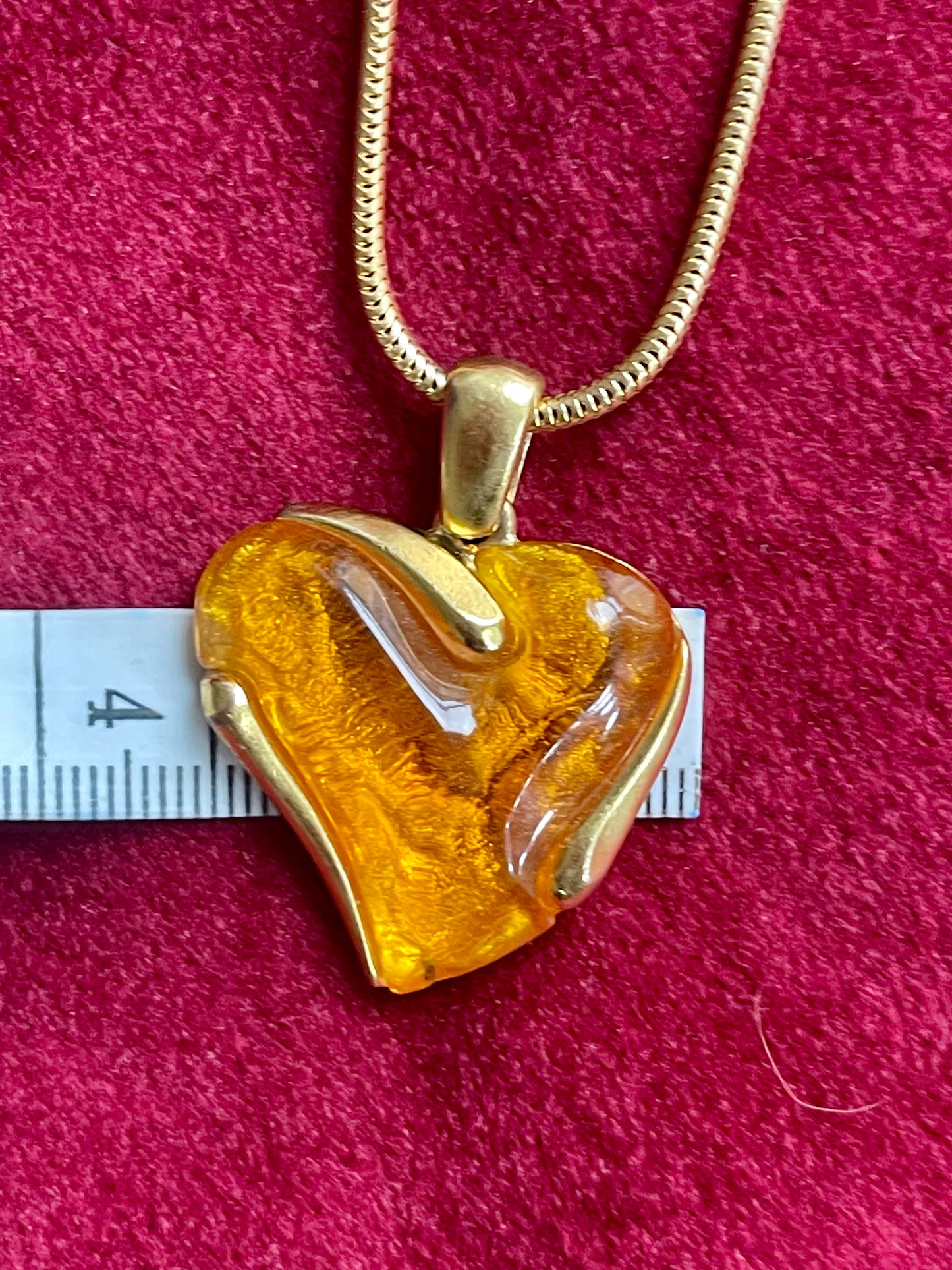 Collier pendentif vintage Yves Saint Laurent en résine orange, couleur or, signé YSL.