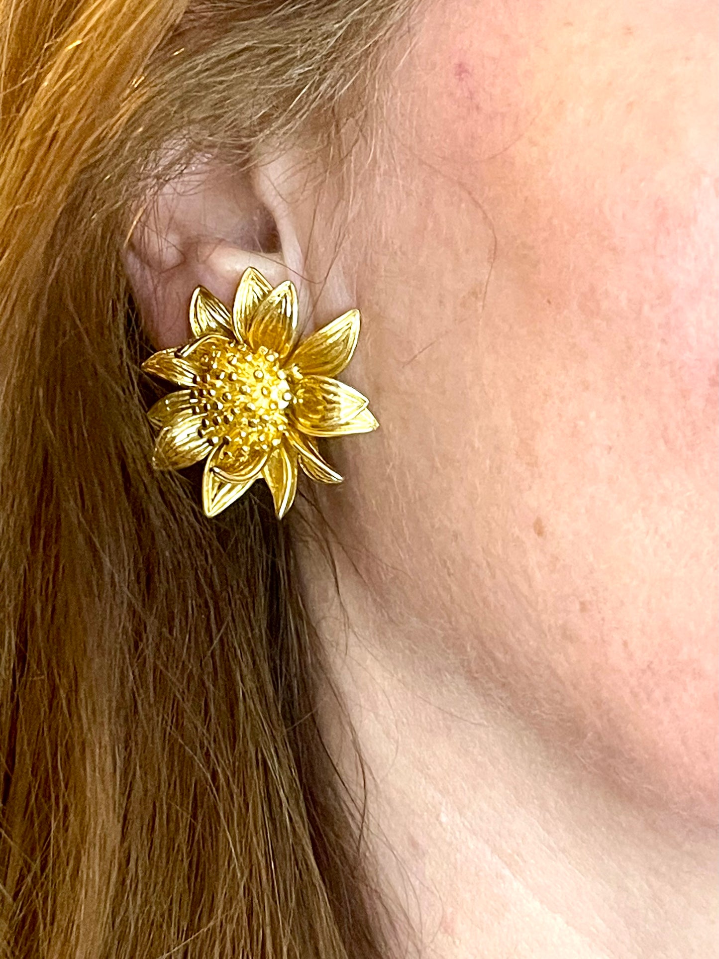 Boucles d'oreilles clips florales signées Orena Paris vintage, couleur or