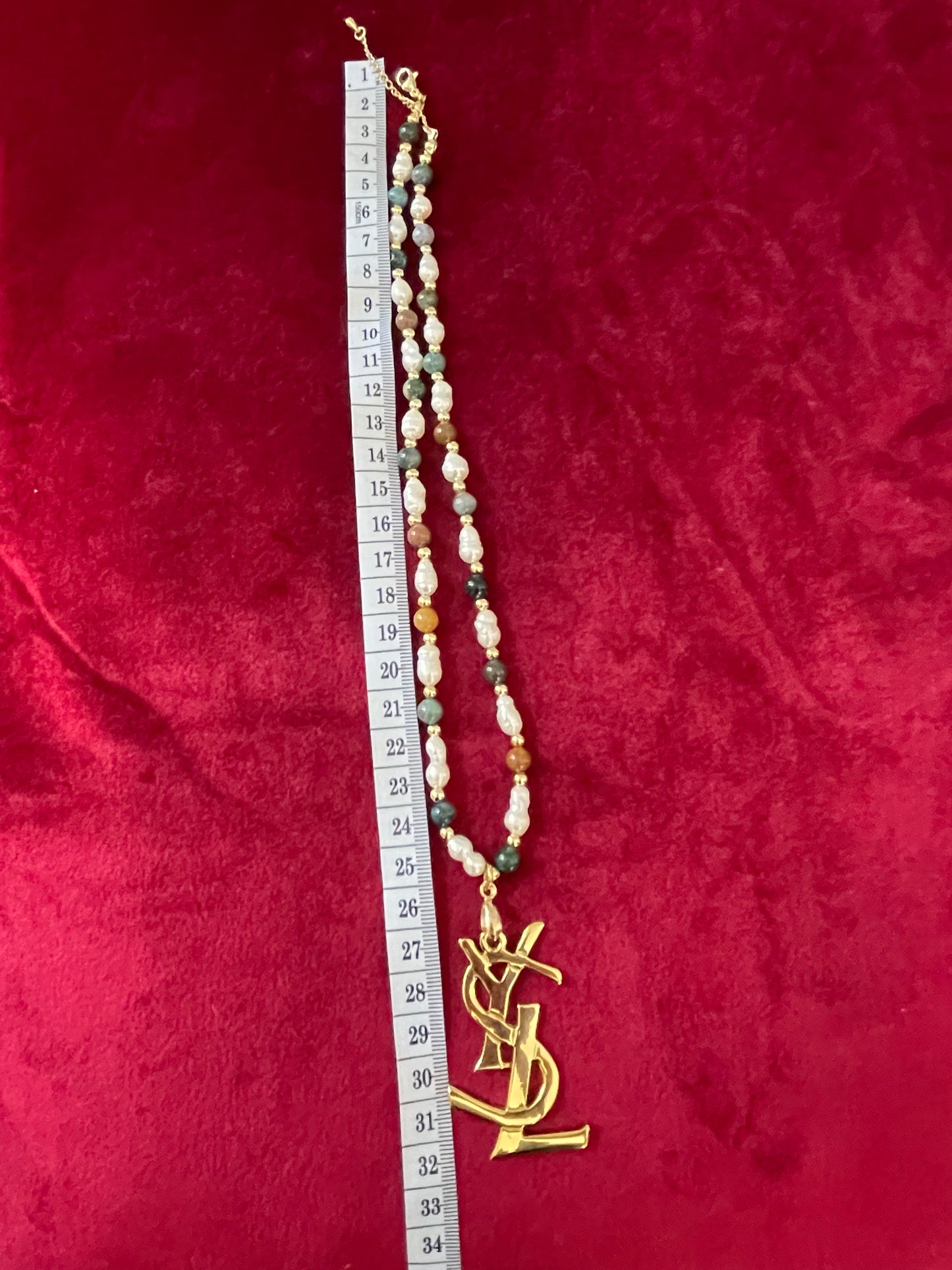 Collier avec pendentif en perles et breloque vintage en or émaillé YSL remis à neuf