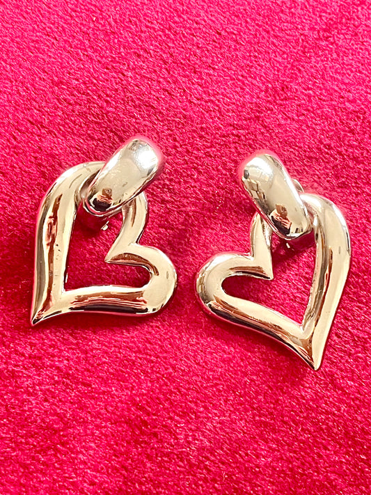 Pendientes Arty Hearts raros bañados en oro blanco