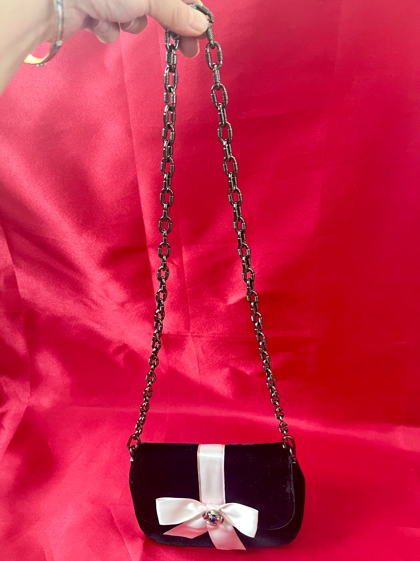 Clutch vintage modificado con broche de Yves Saint Laurent