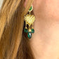 Pendientes colgantes en oro mate con forma de corazón y pedrería verde, estilo vintage