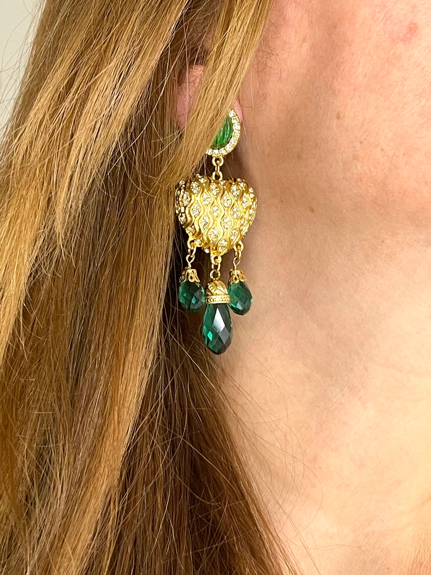 Pendientes colgantes en oro mate con forma de corazón y pedrería verde, estilo vintage