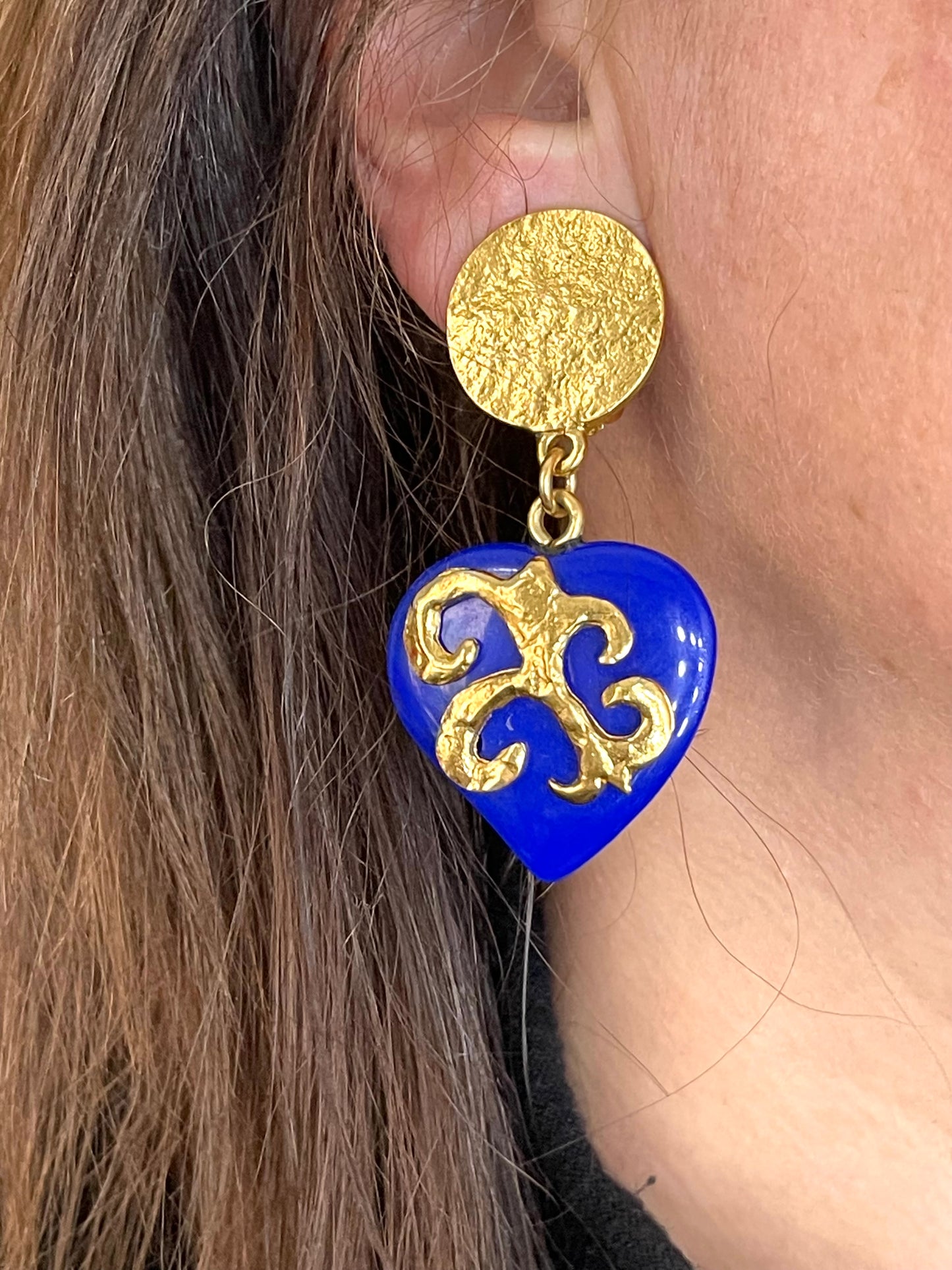 Boucles d'oreilles vintage Yves Saint Laurent Coeurs bleus ton or