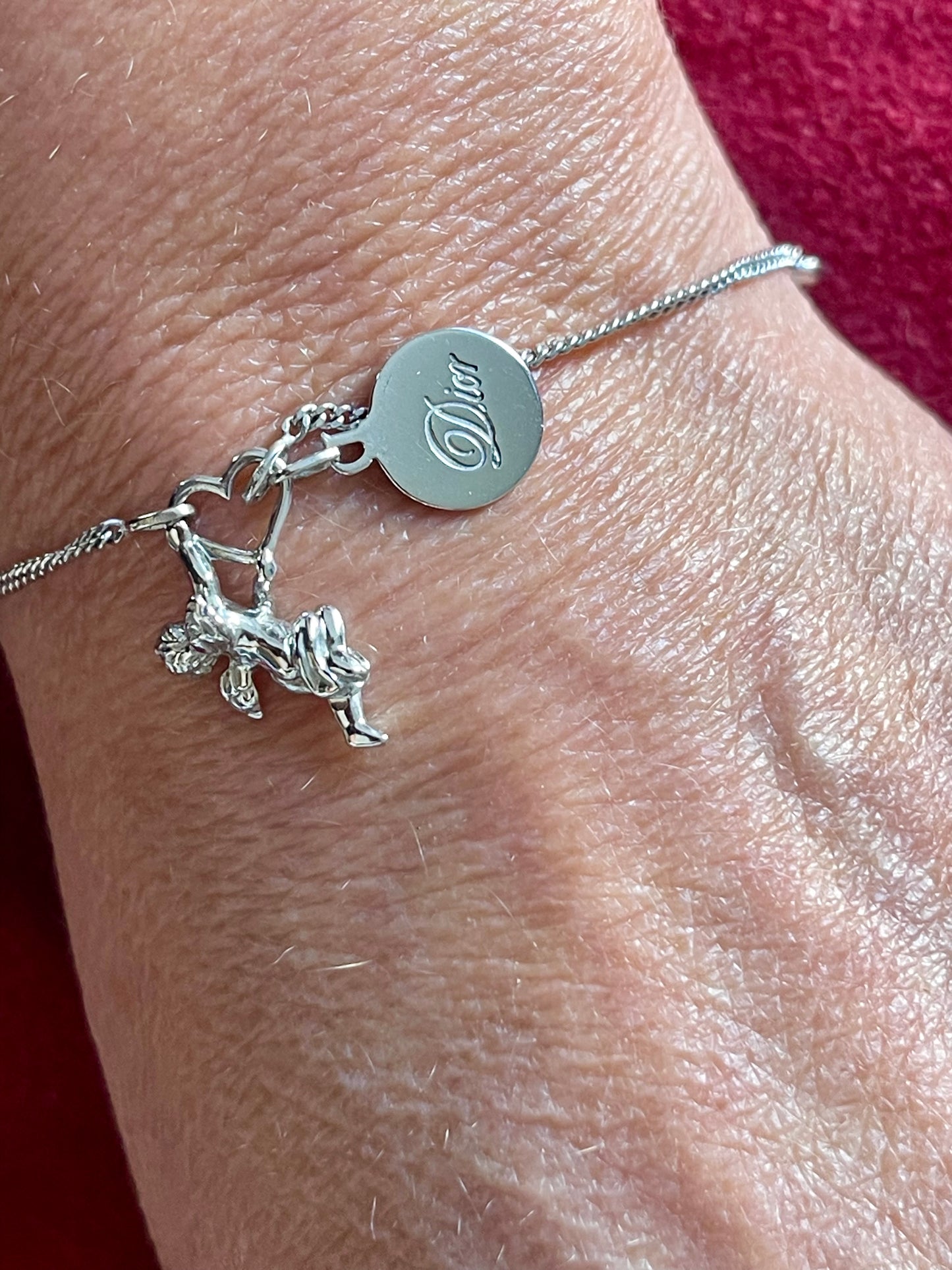 Pulsera Dior con dije de ángel en plata de ley