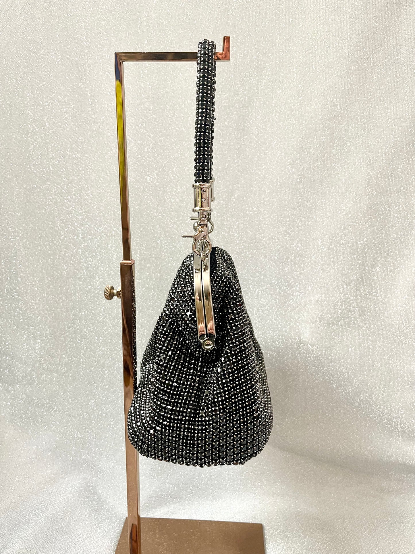 Bolso de mano negro con pedrería estilo Alta Costura