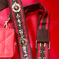 Bolso bandolera modificado con efecto lápiz labial rojo de Dior