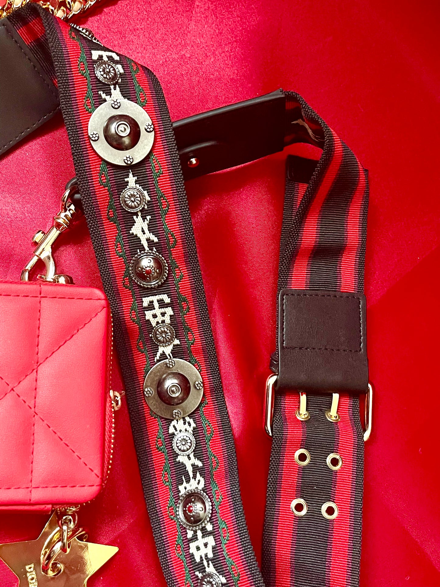 Bolso bandolera modificado con efecto lápiz labial rojo de Dior