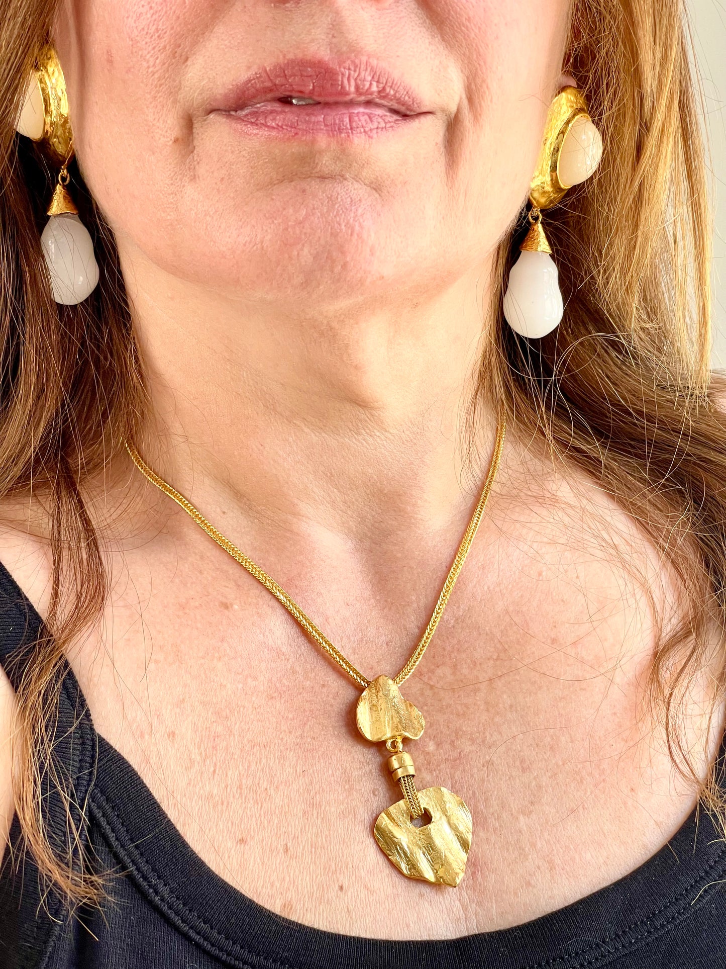 Collier pendentif vintage doré Yves Saint Laurent, style artistique, remis à neuf, 18 kg