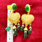 Pendientes colgantes en oro mate con forma de corazón y pedrería verde, estilo vintage