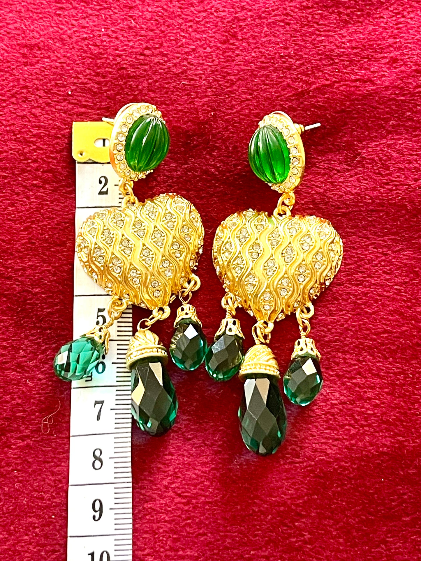 Pendientes colgantes en oro mate con forma de corazón y pedrería verde, estilo vintage