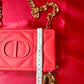 Bolso bandolera modificado con efecto lápiz labial rojo de Dior