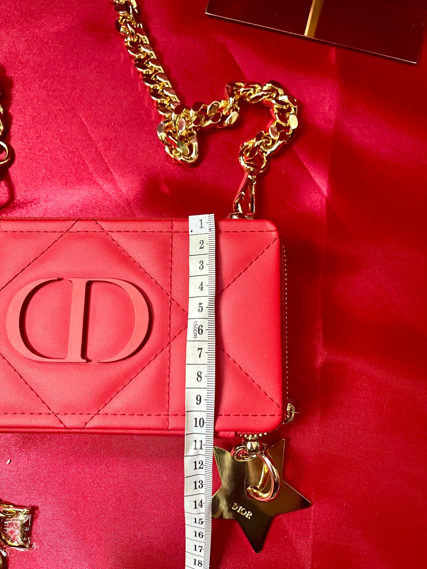 Bolso bandolera modificado con efecto lápiz labial rojo de Dior