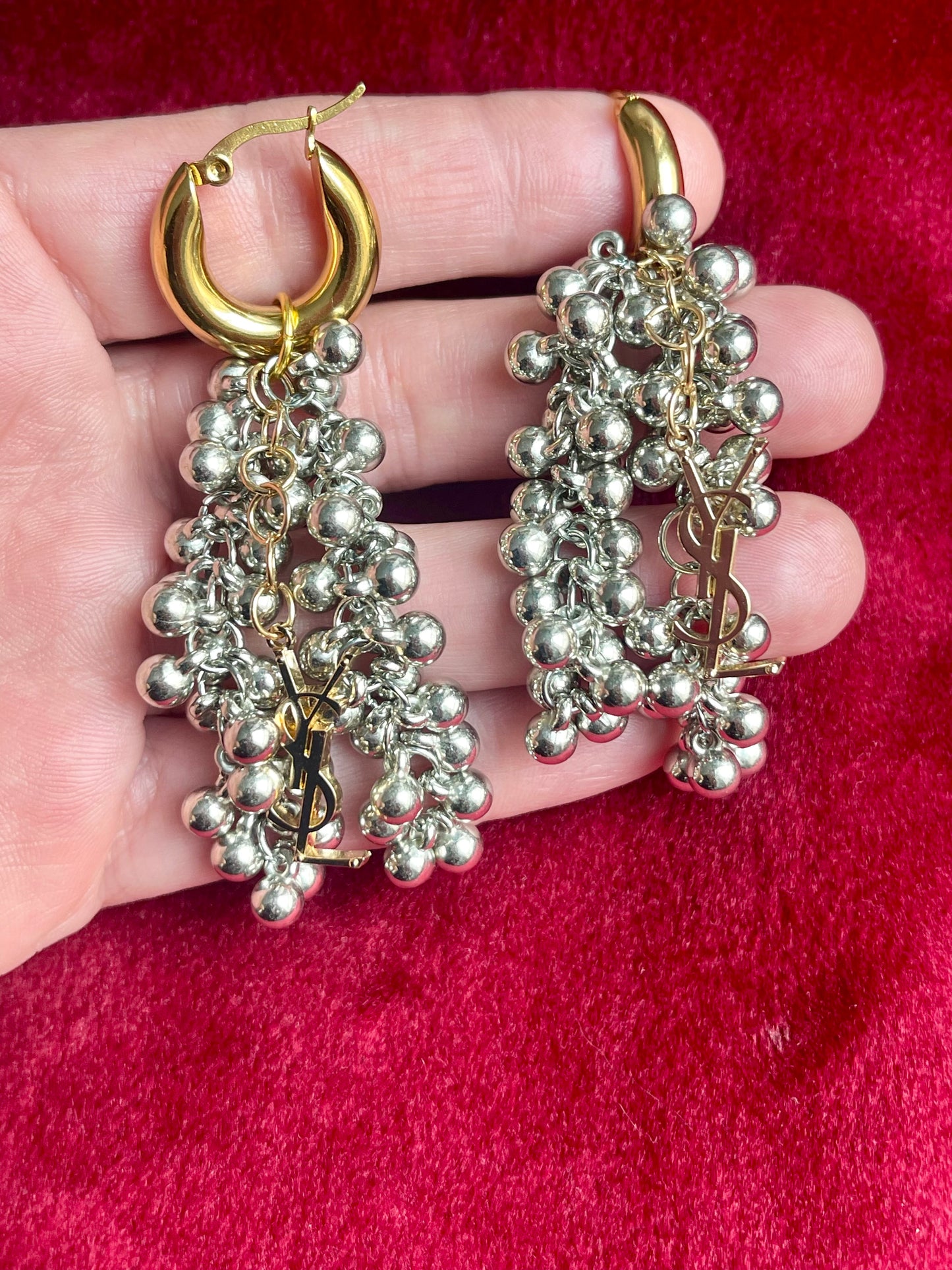 Pendientes vintage de cuentas bitono con dijes de Yves Saint Laurent reutilizados