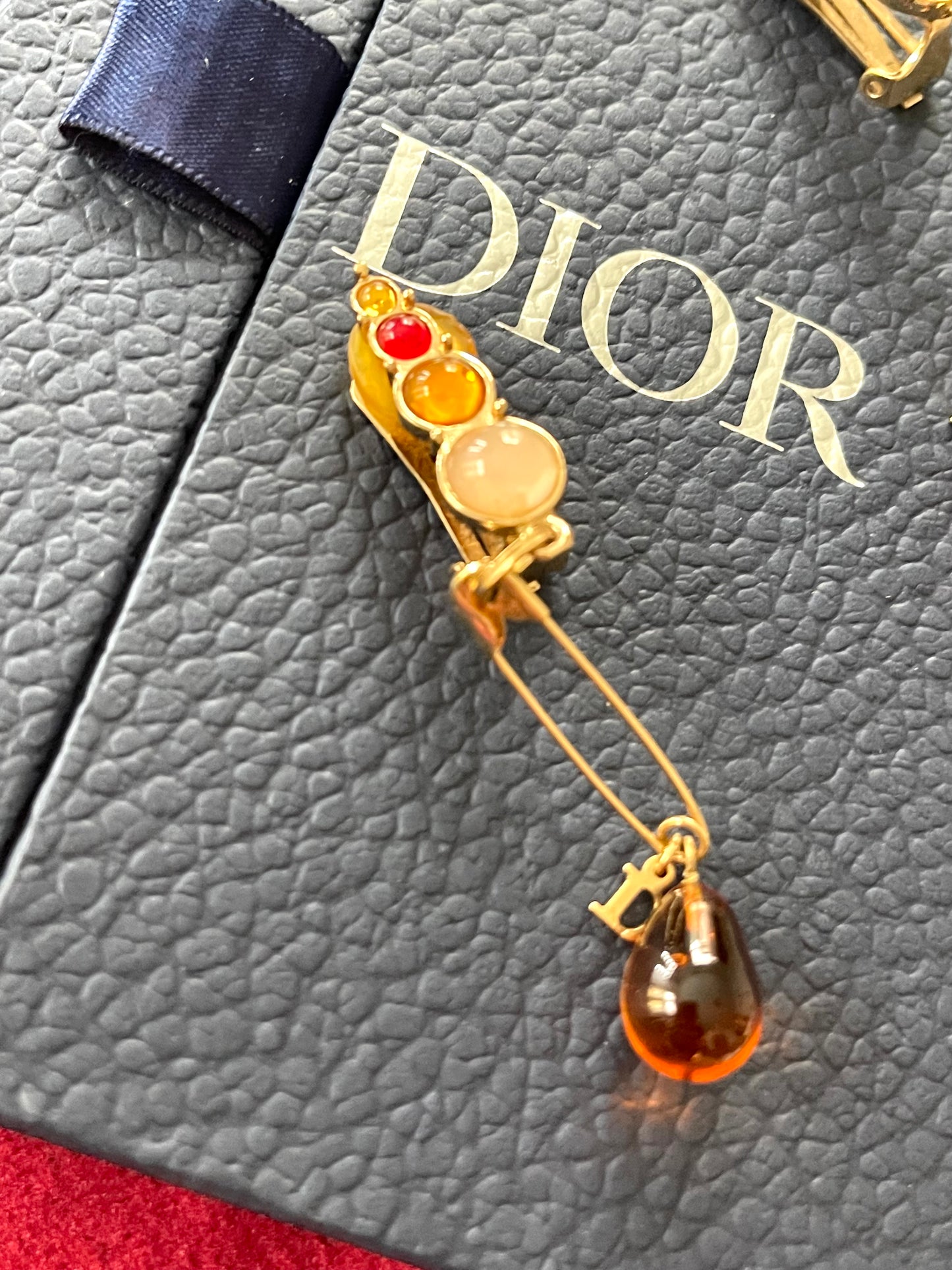 Boucles d'oreilles à épingles en or Dior