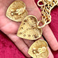 Pendientes de metal con forma de corazón dorado y broche colgante. Yves Saint Laurent Vintage Auténtico Conjunto Raro