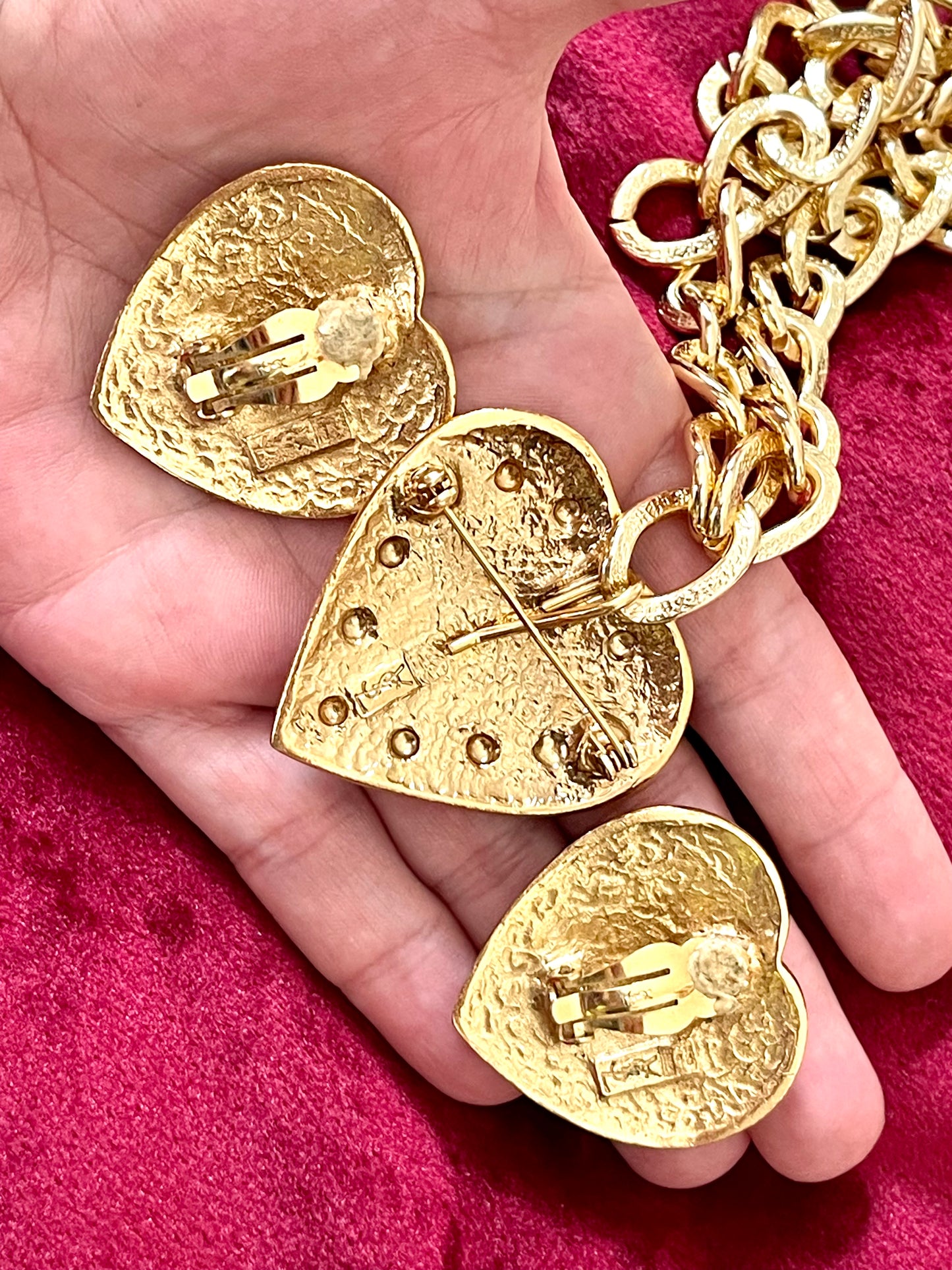 Pendientes de metal con forma de corazón dorado y broche colgante. Yves Saint Laurent Vintage Auténtico Conjunto Raro