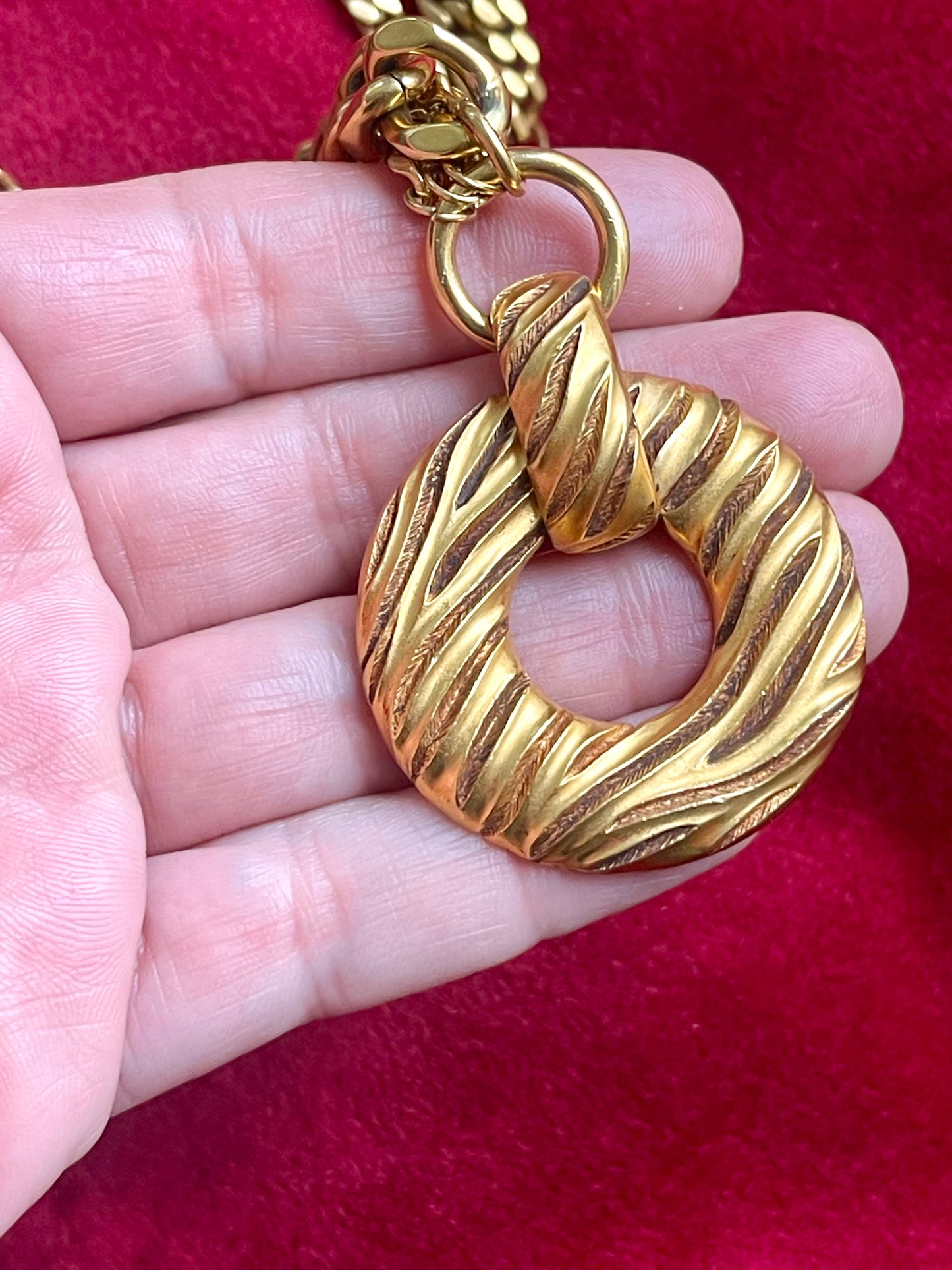 Collar personalizado con colgante vintage de YSL, auténtica joyería de Yves Saint Laurent.