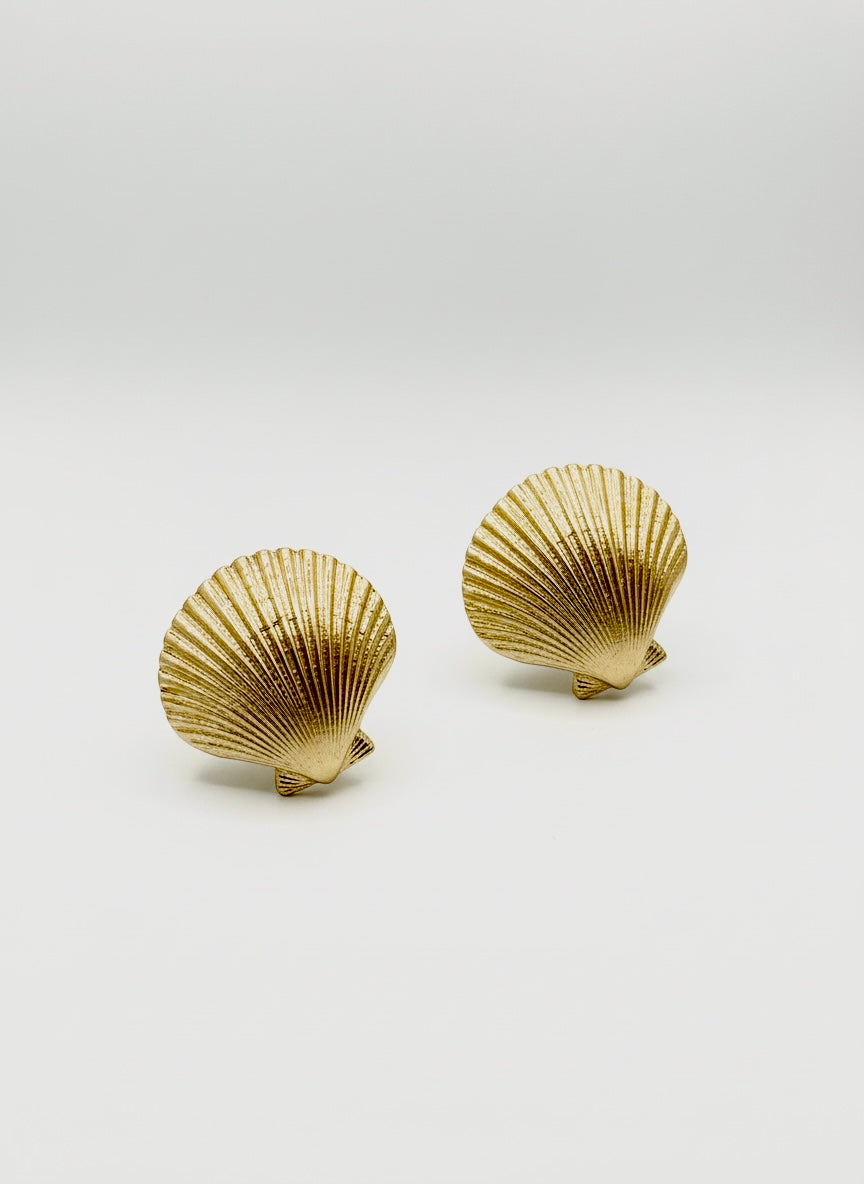 Pendientes de clip con forma de concha de almeja en tono dorado vintage de Yves Saint Laurent, años 80