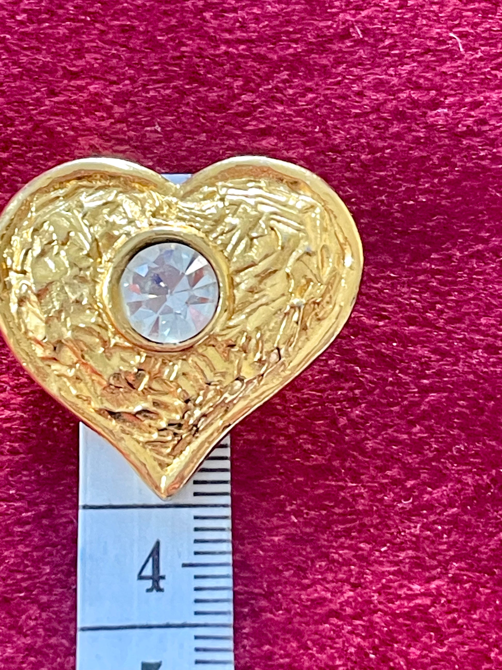 Brooch displayed on red background, 3cm diameter