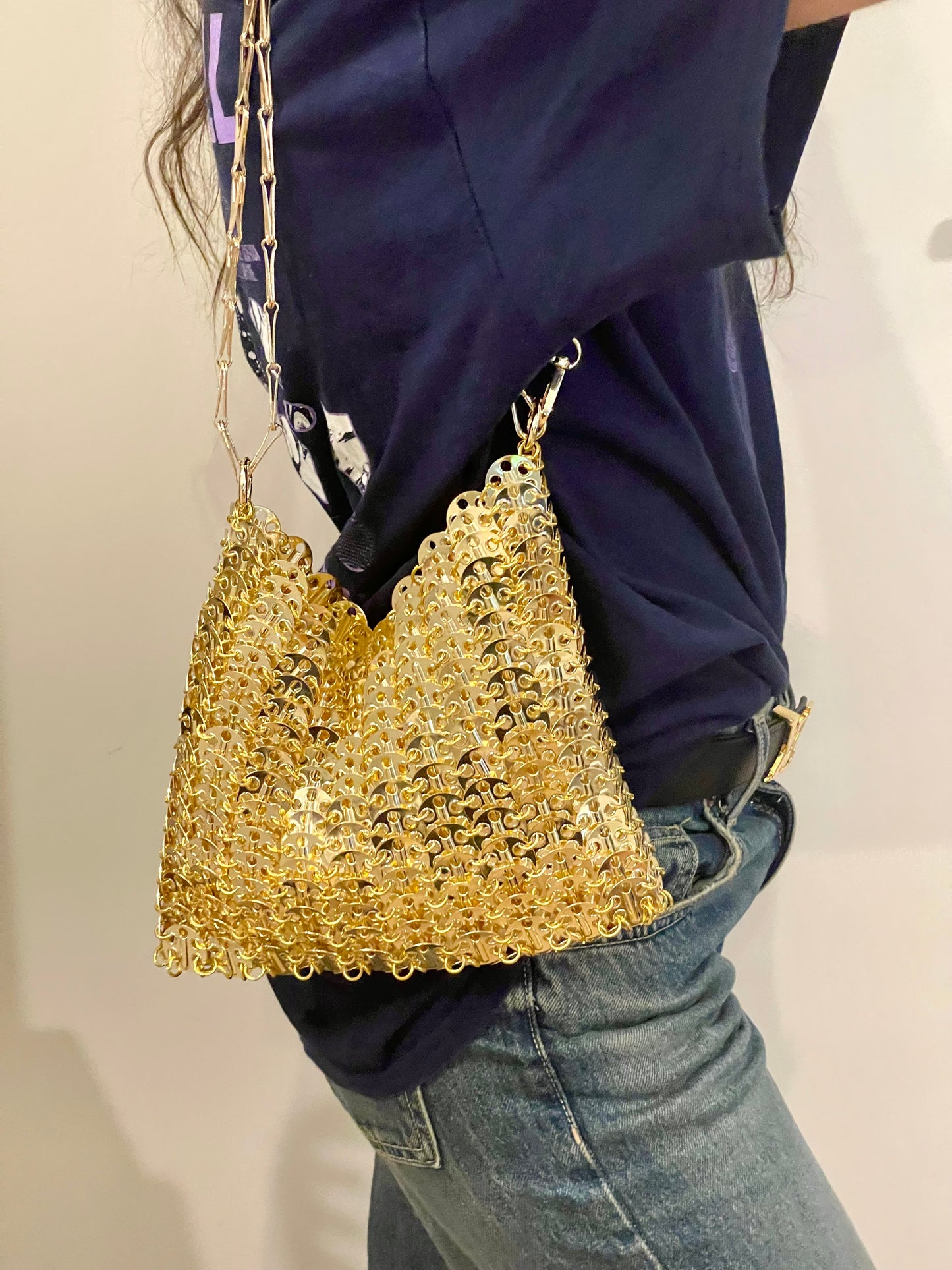 Bolso grande de metal con diseño de brillo dorado Estilo Paco Rabanne