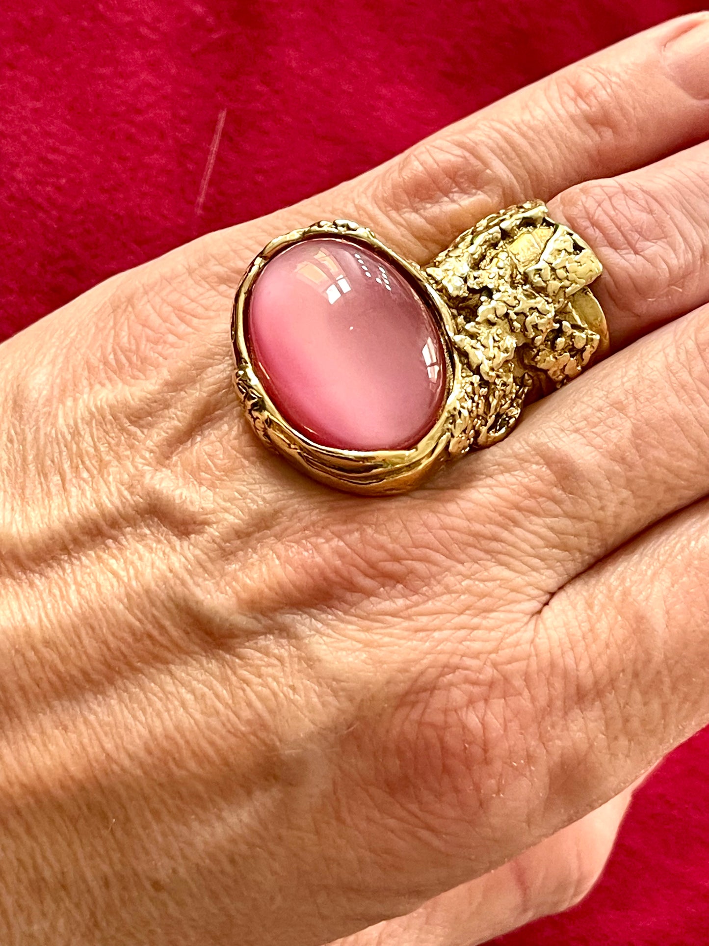 Anillo Arty dorado vintage con rosa de Yves Saint Laurent