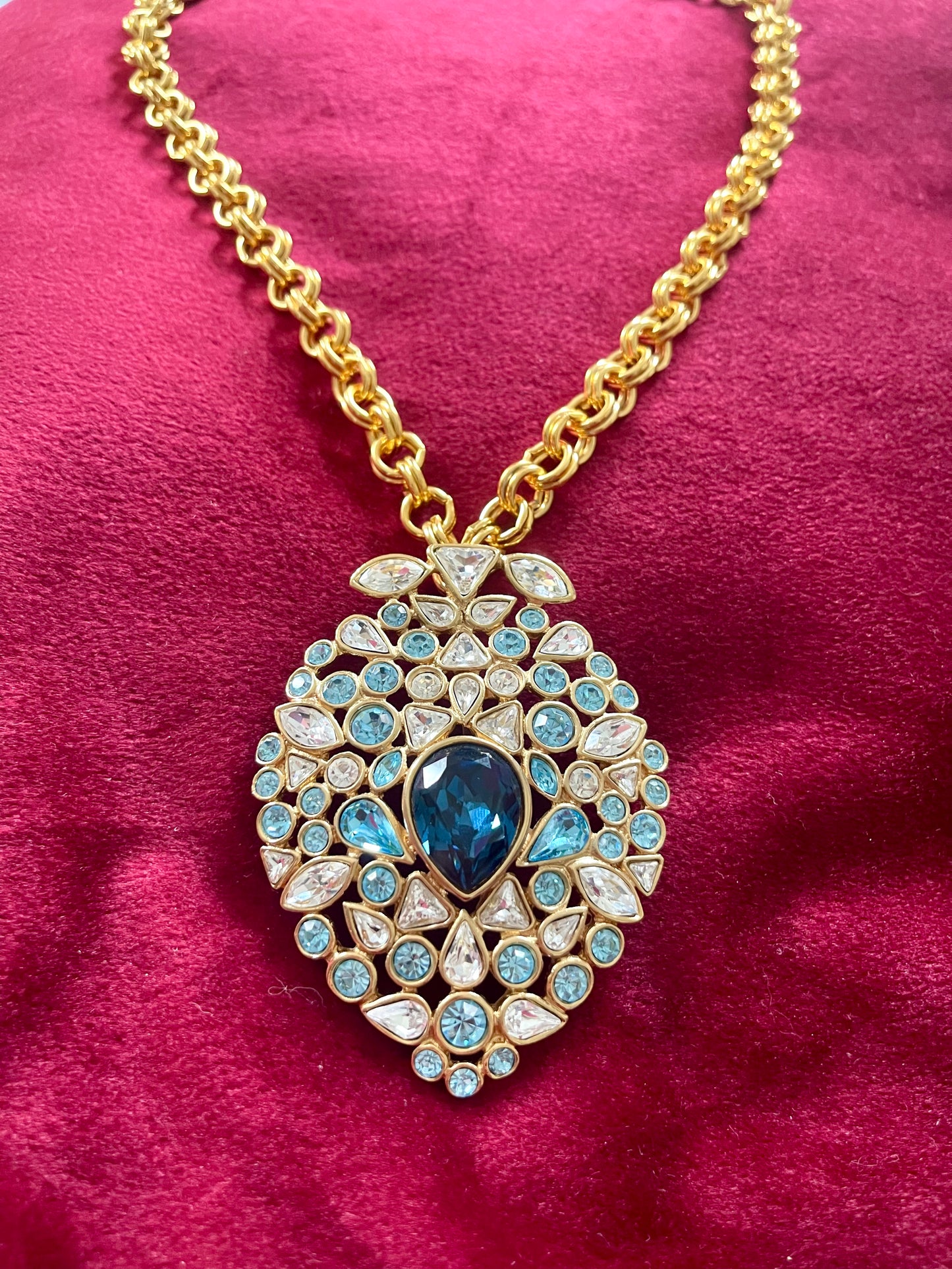 Collar con colgante llamativo de diamantes de imitación azules vintage de Yves Saint Laurent