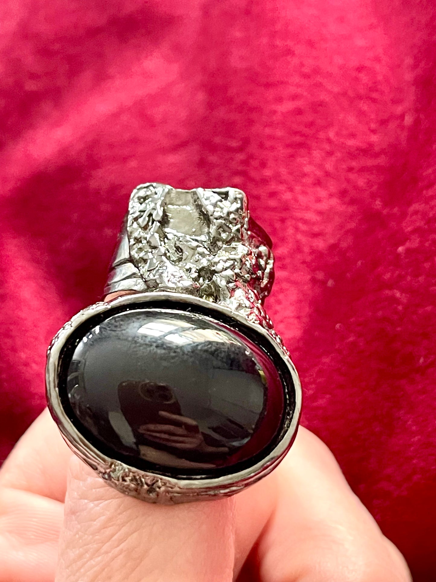 Anillo de metal gris oscuro con piedra negra Arty Vintage de Yves Saint Laurent