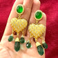 Pendientes colgantes en oro mate con forma de corazón y pedrería verde, estilo vintage