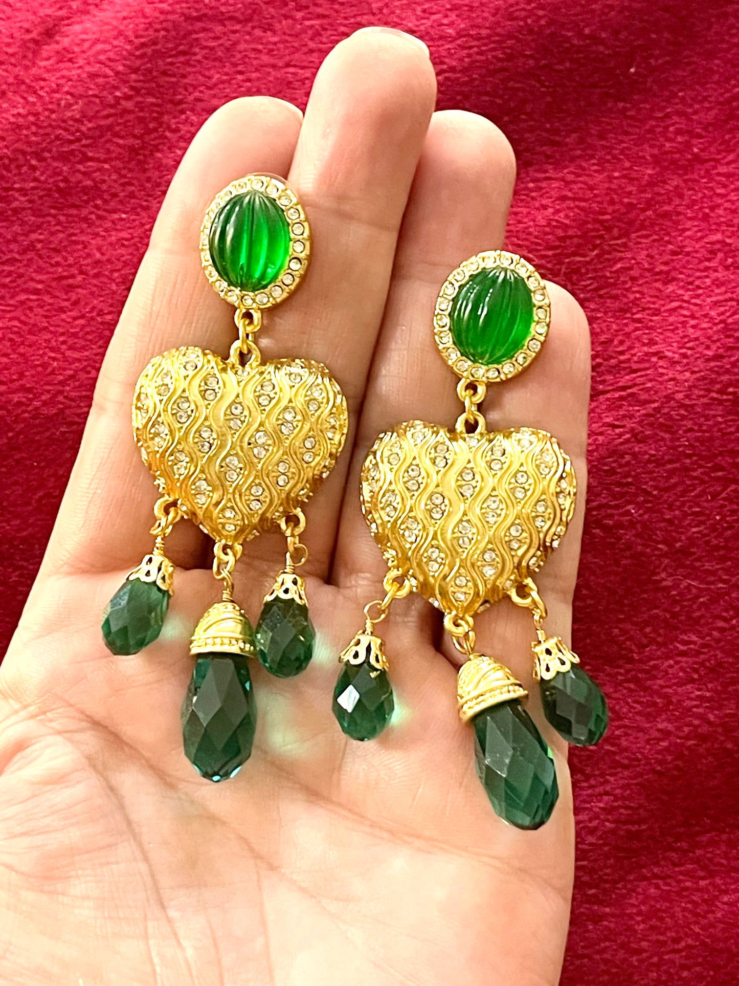 Pendientes colgantes en oro mate con forma de corazón y pedrería verde, estilo vintage