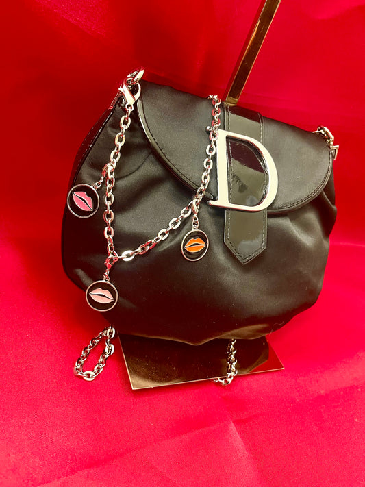 Bolso de mano vintage Dior negro con dijes Dior de tamaño mediano