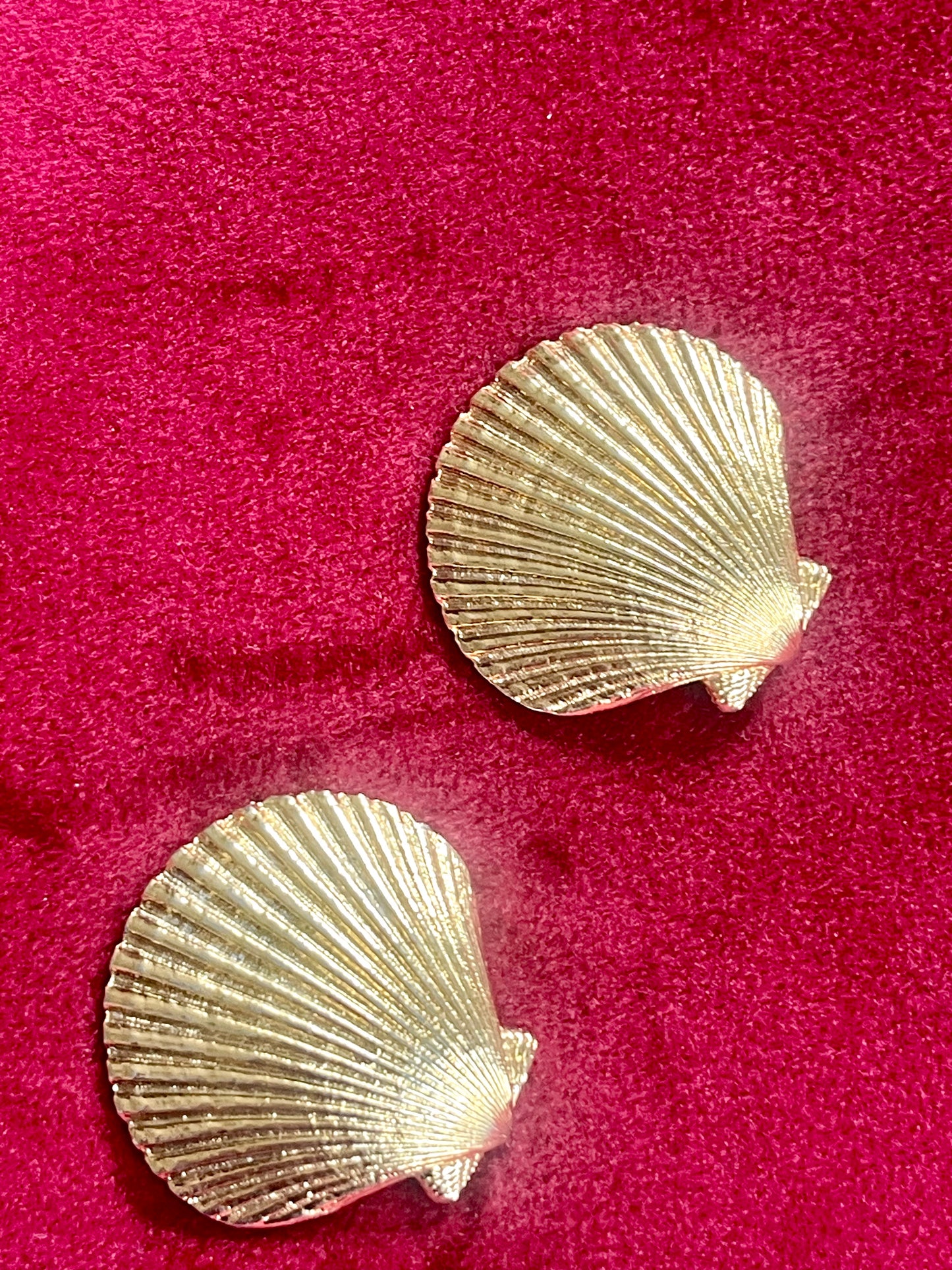 Luxurious Vintage Seashell Earrings – Golden Textured Finish, Collectible Design