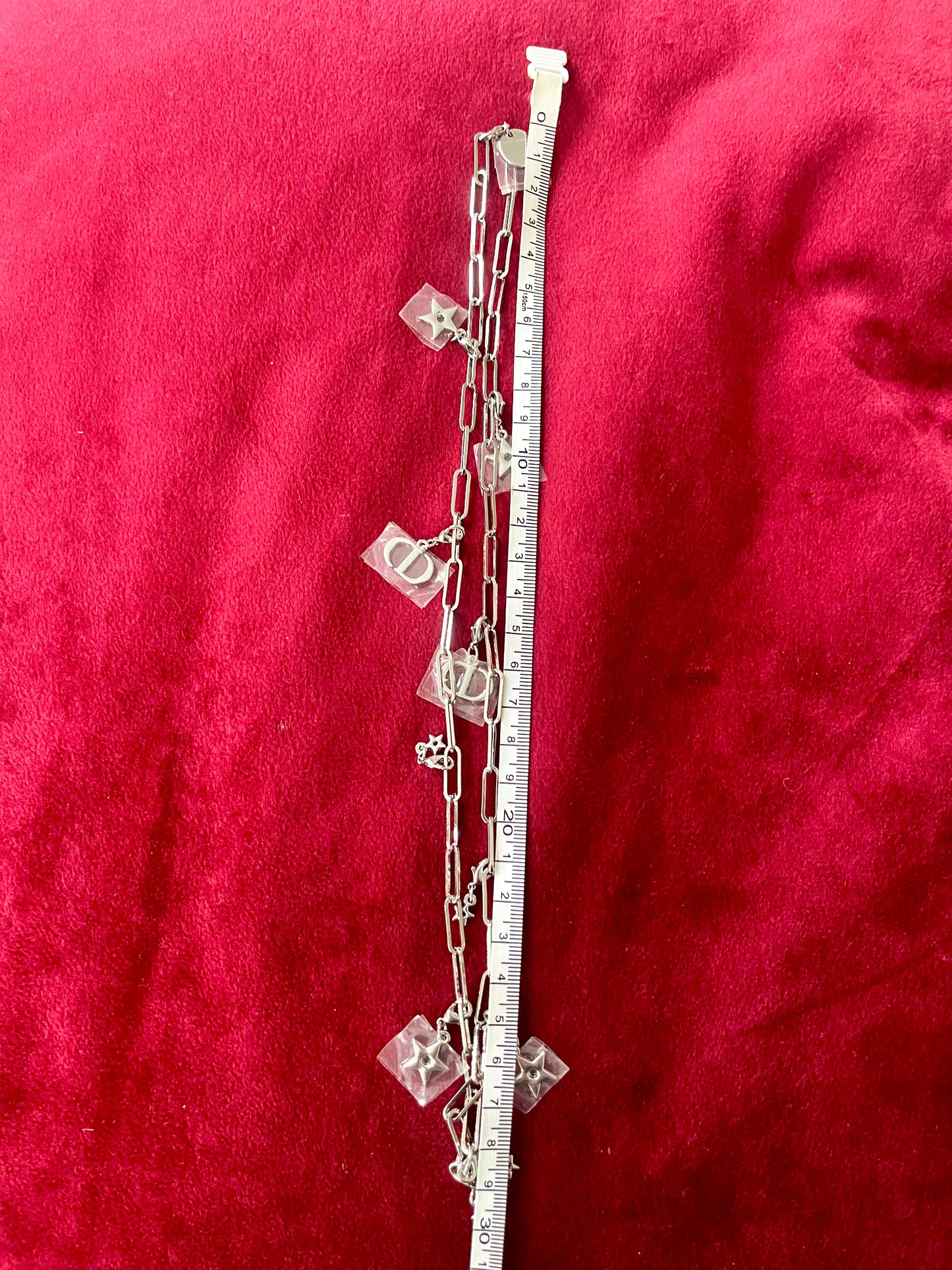 Collar con dijes de teléfono Dior Beauté reciclados: joyería única en tono plateado