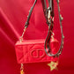 Bolso bandolera modificado con efecto lápiz labial rojo de Dior