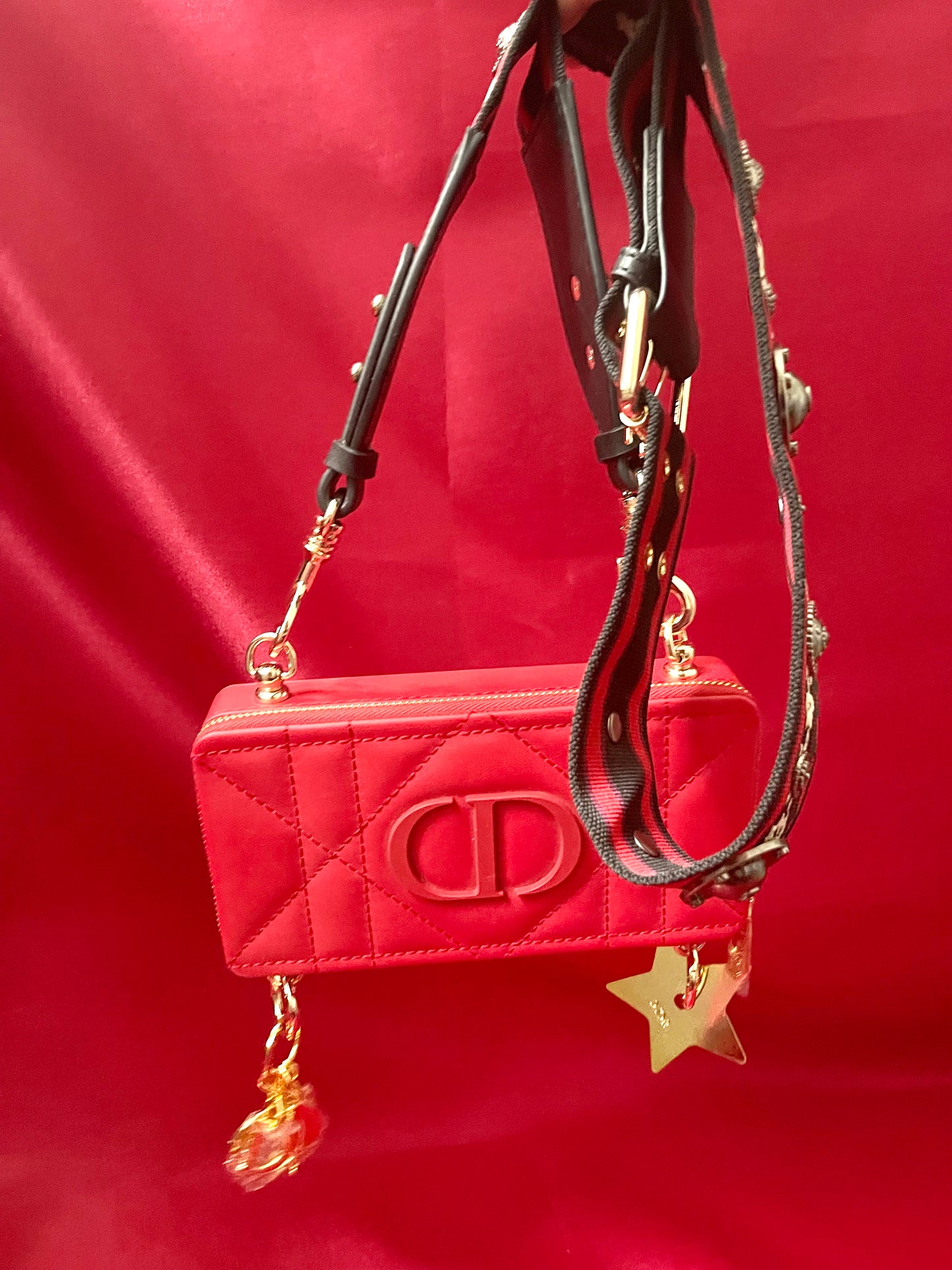 Bolso bandolera modificado con efecto lápiz labial rojo de Dior