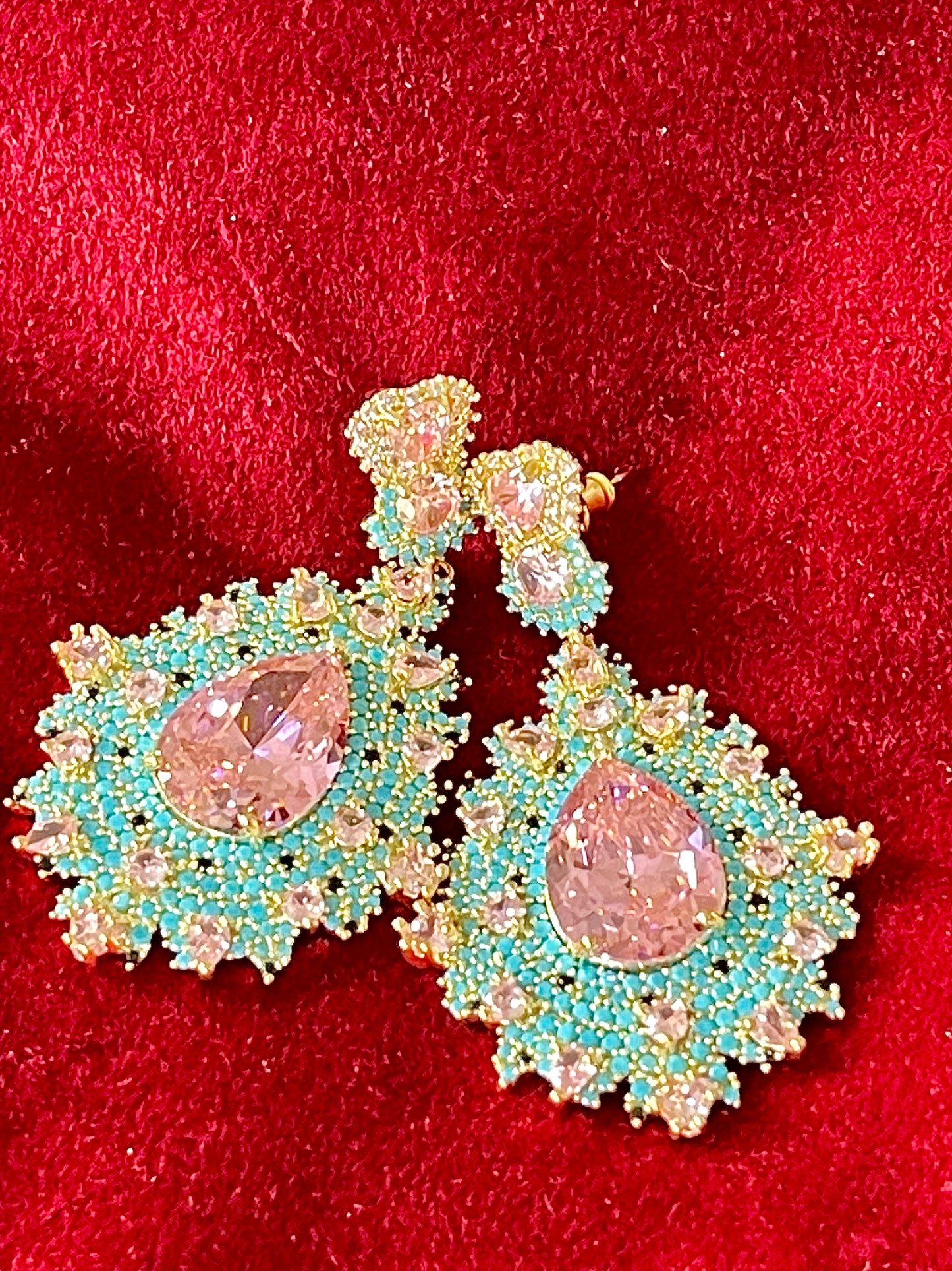 Pendientes llamativos de diseñador con piedras turquesas y diamantes de imitación rosas