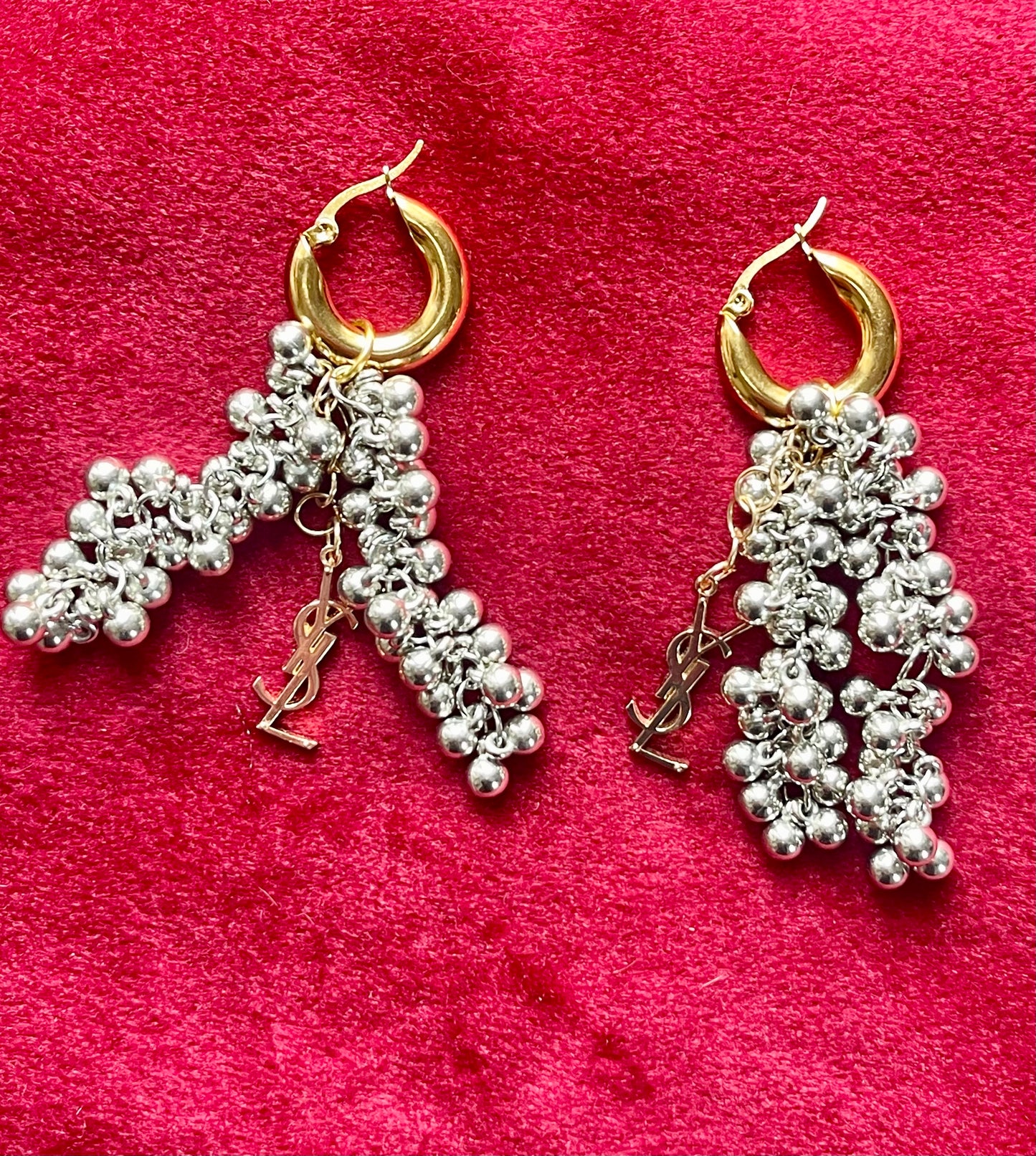 Pendientes vintage de cuentas bitono con dijes de Yves Saint Laurent reutilizados