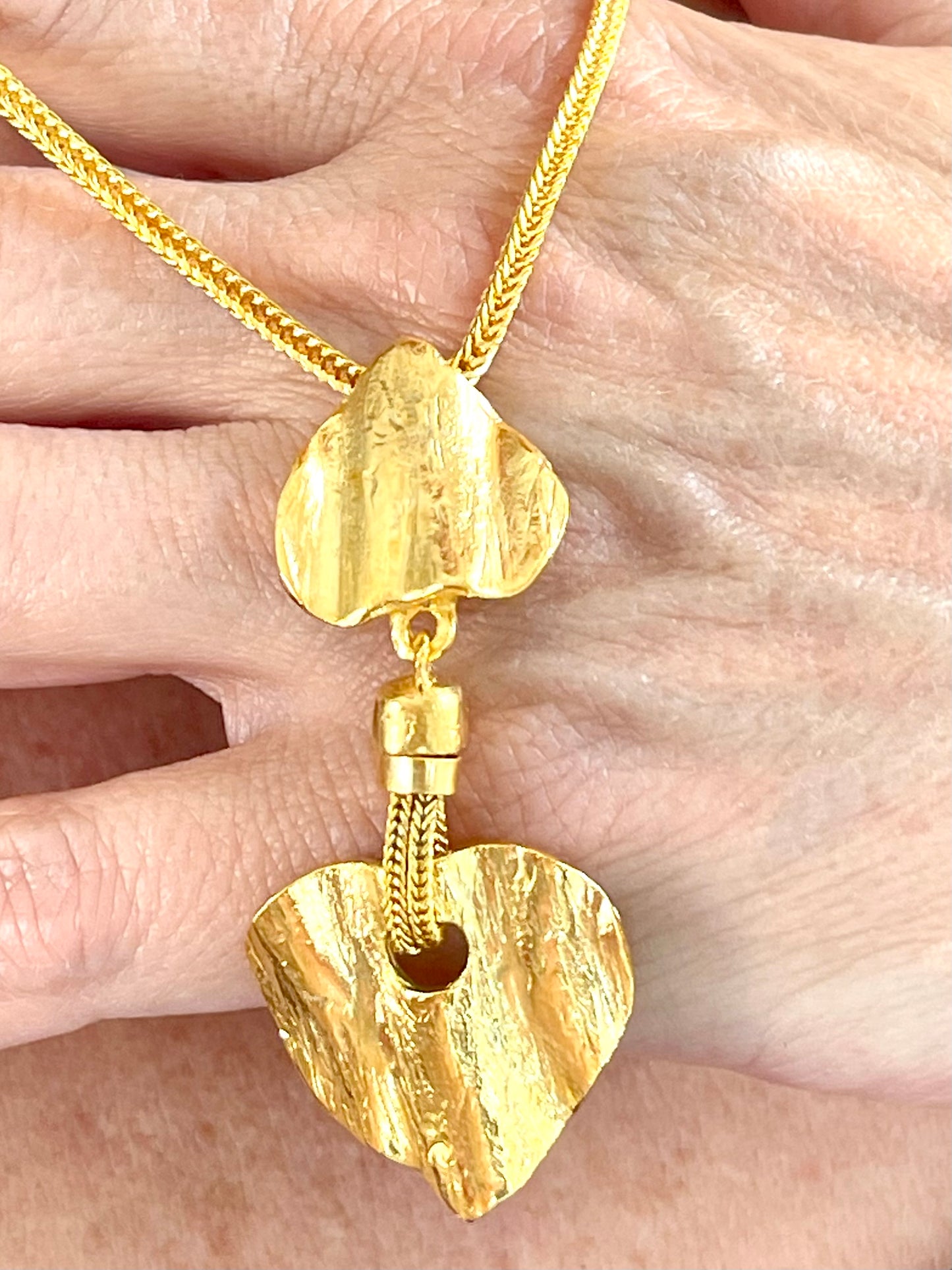 Collier pendentif vintage doré Yves Saint Laurent, style artistique, remis à neuf, 18 kg