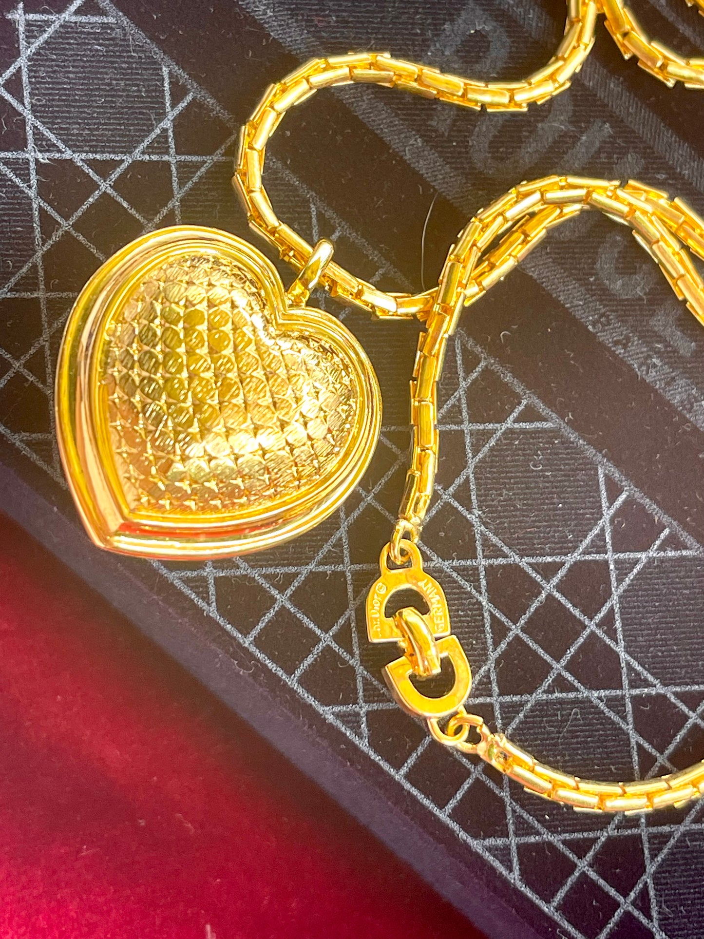 Collier long authentique Dior avec pendentif en forme de cœur vintage remis à neuf