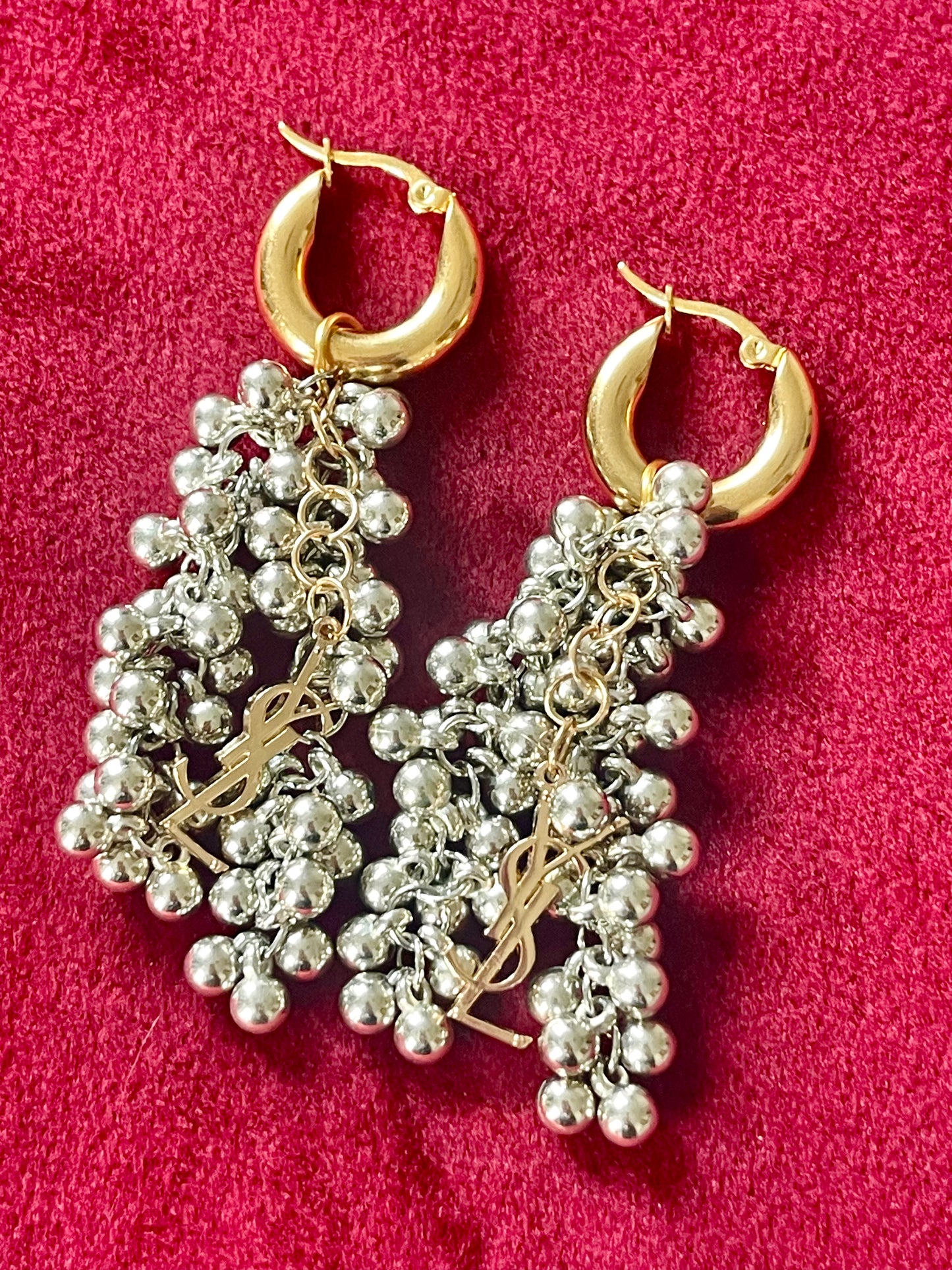 Pendientes vintage de cuentas bitono con dijes de Yves Saint Laurent reutilizados