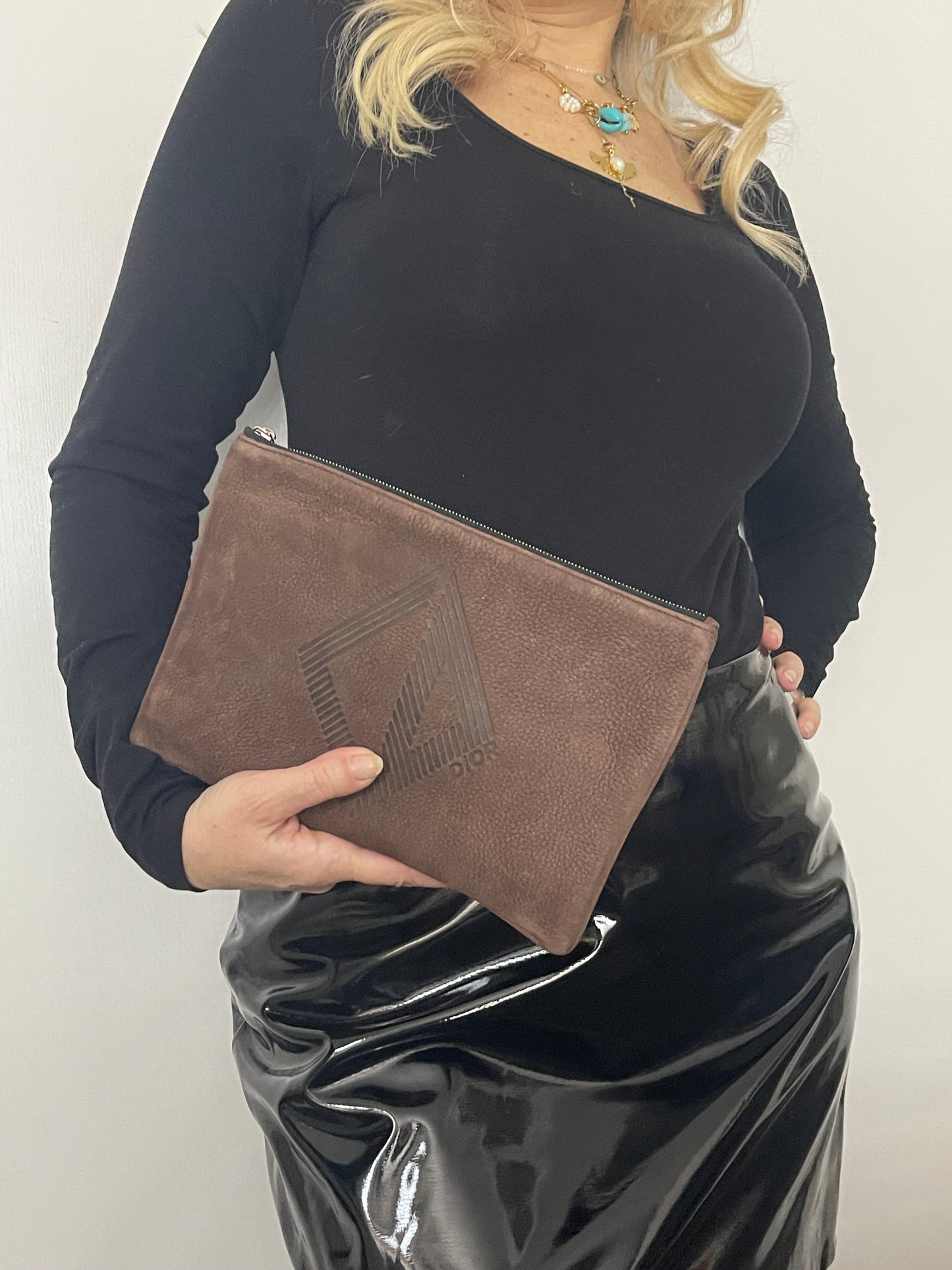 Pochette Dior en daim marron