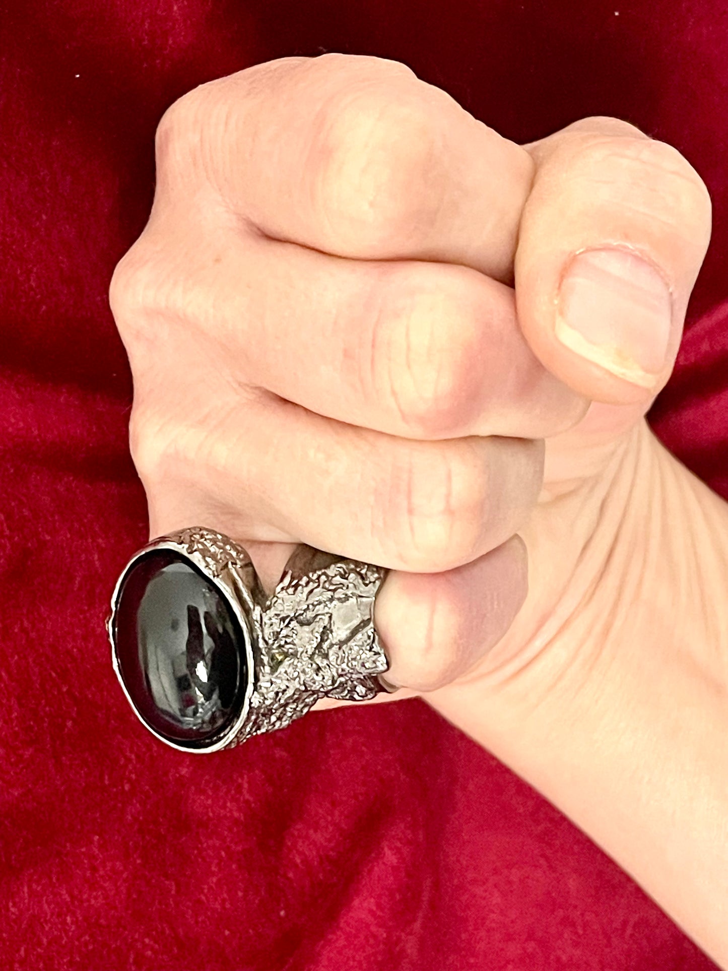 Anillo de metal gris oscuro con piedra negra Arty Vintage de Yves Saint Laurent